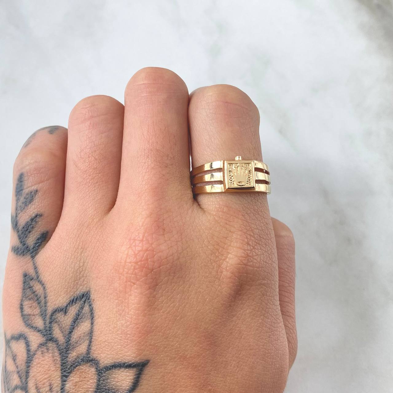 Crown Ring 2.85gr / Size 7 1/2 / 18K Yellow Gold ©