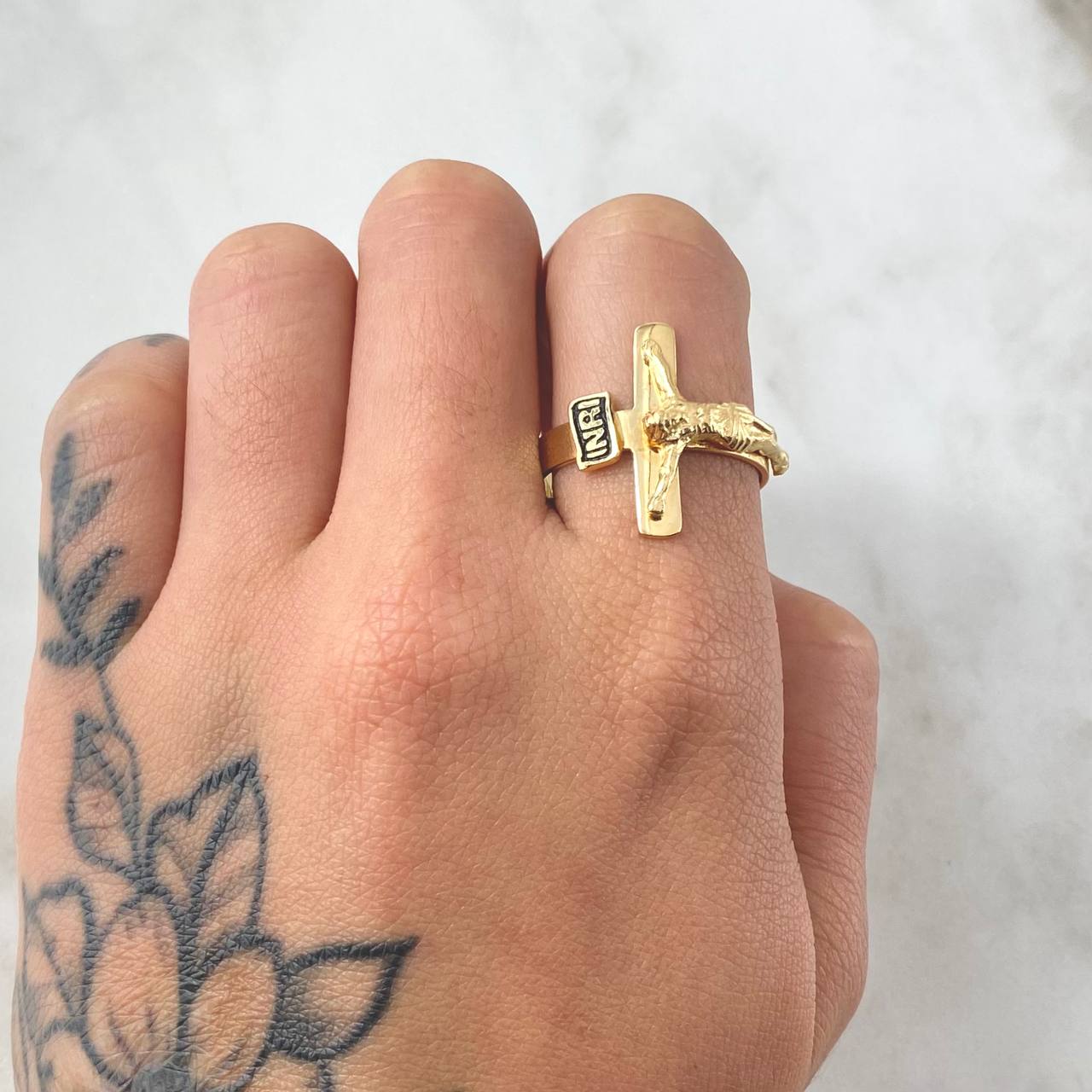 Christ Cross Ring 4.45gr / Size 9 1/4 / 18K Yellow Gold