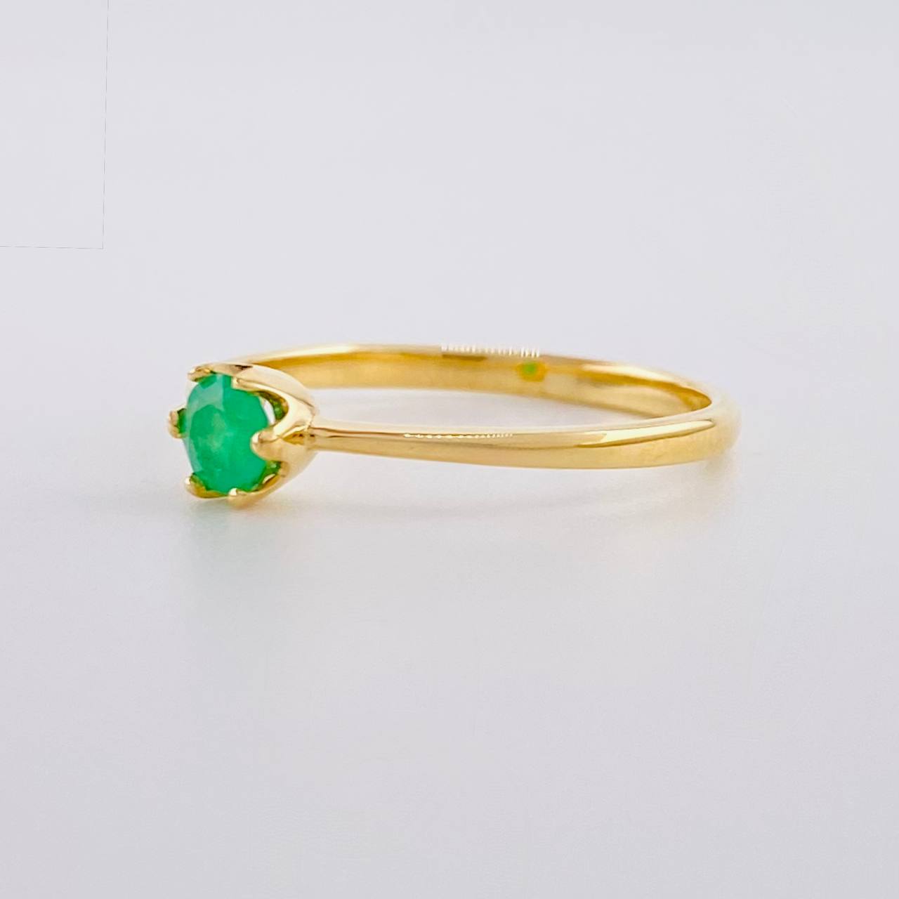 Anillo Solitario Seis Garra Esmeralda 20pts 1.6g / T7 Oro Amarillo 18K