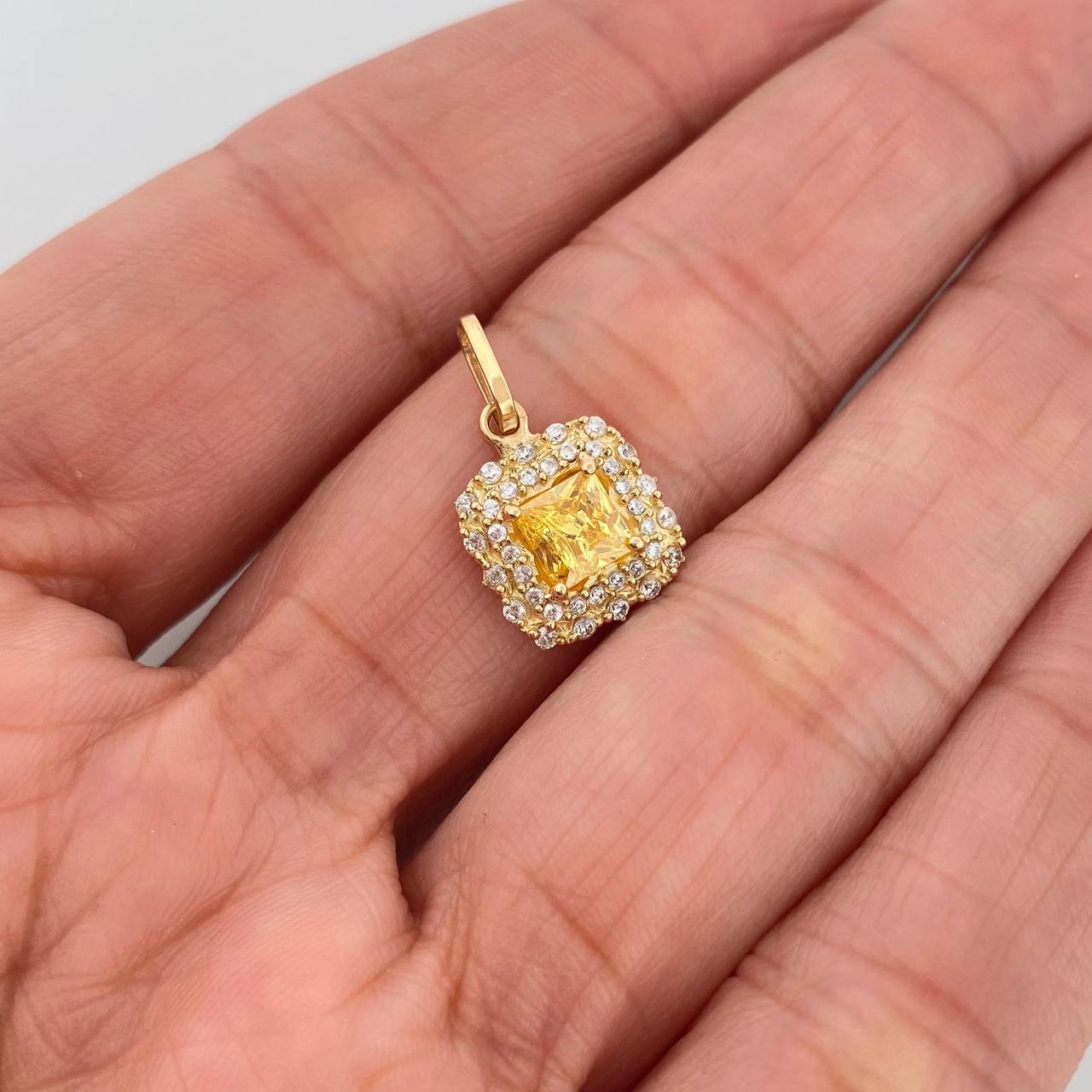 Dije Halo Cuadrado 2.1 g / 3/4 in Oro Amarillo 18K