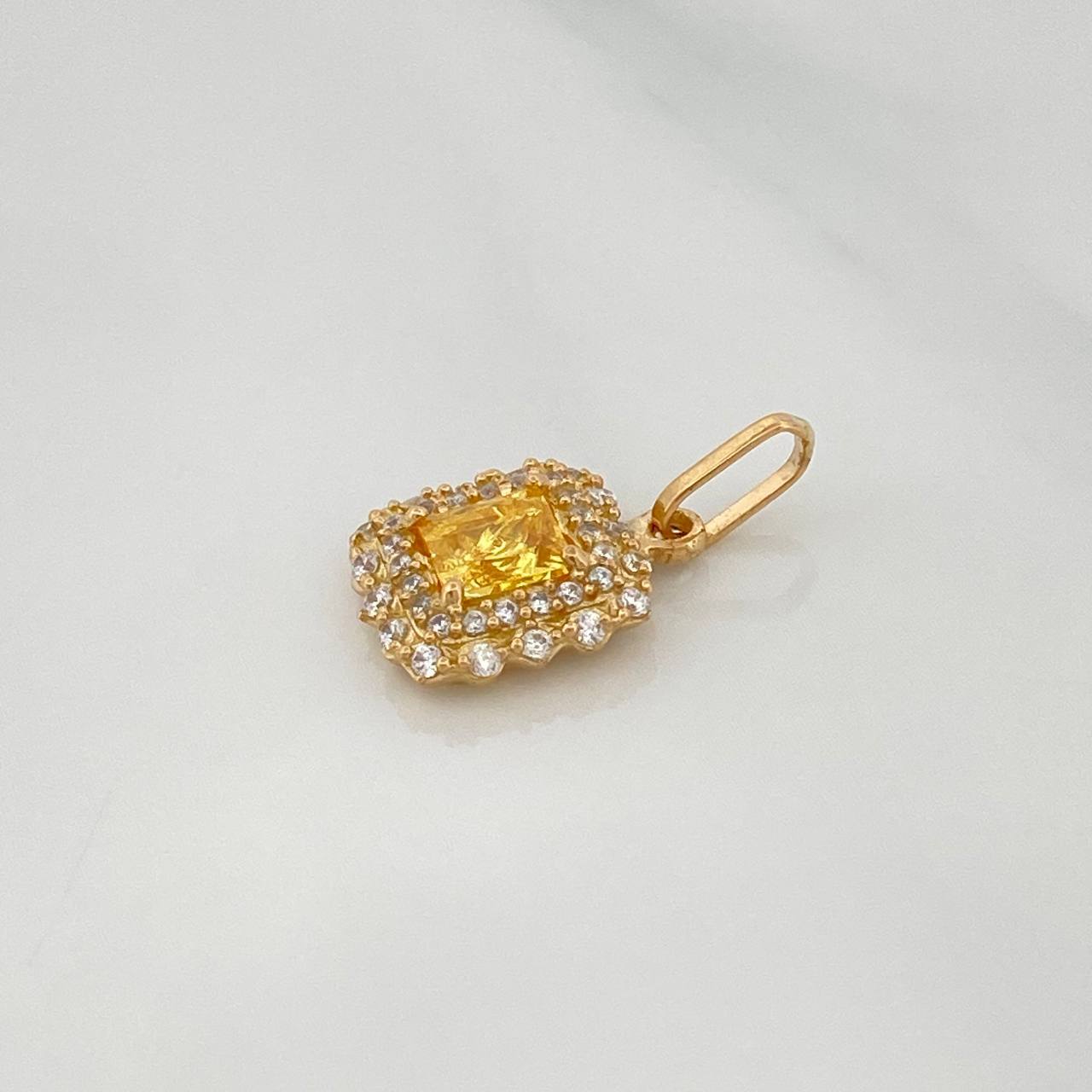 Dije Halo Cuadrado 2.1 g / 3/4 in Oro Amarillo 18K
