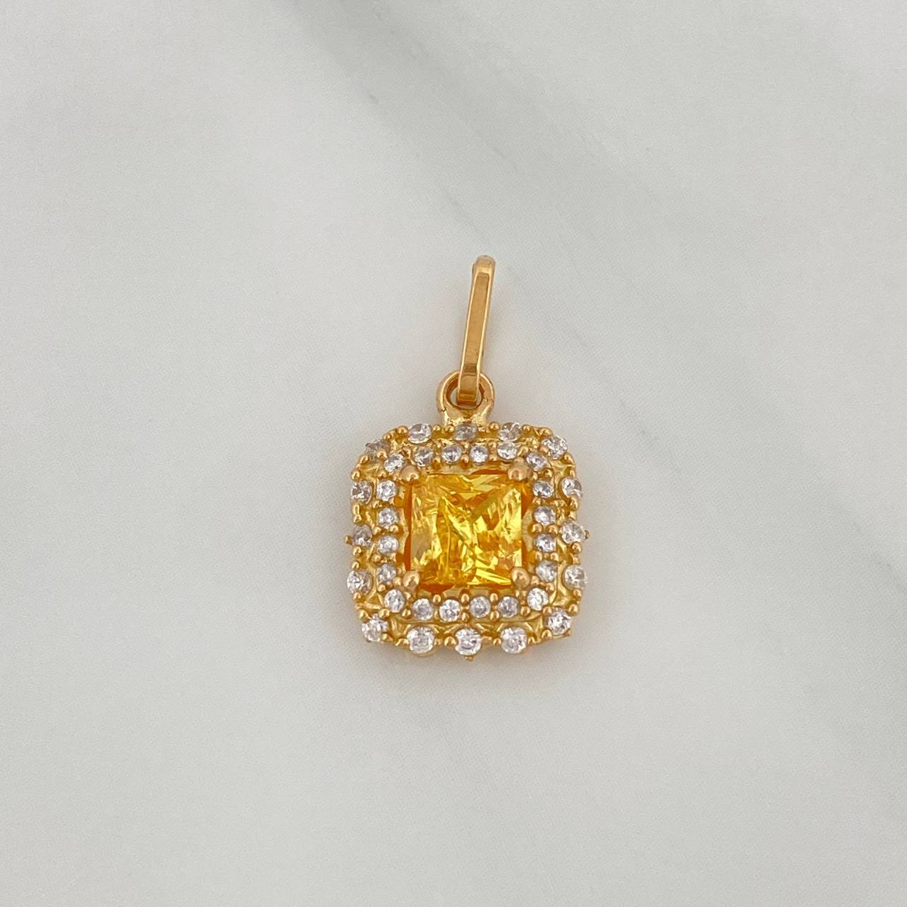 Dije Halo Cuadrado 2.1 g / 3/4 in Oro Amarillo 18K