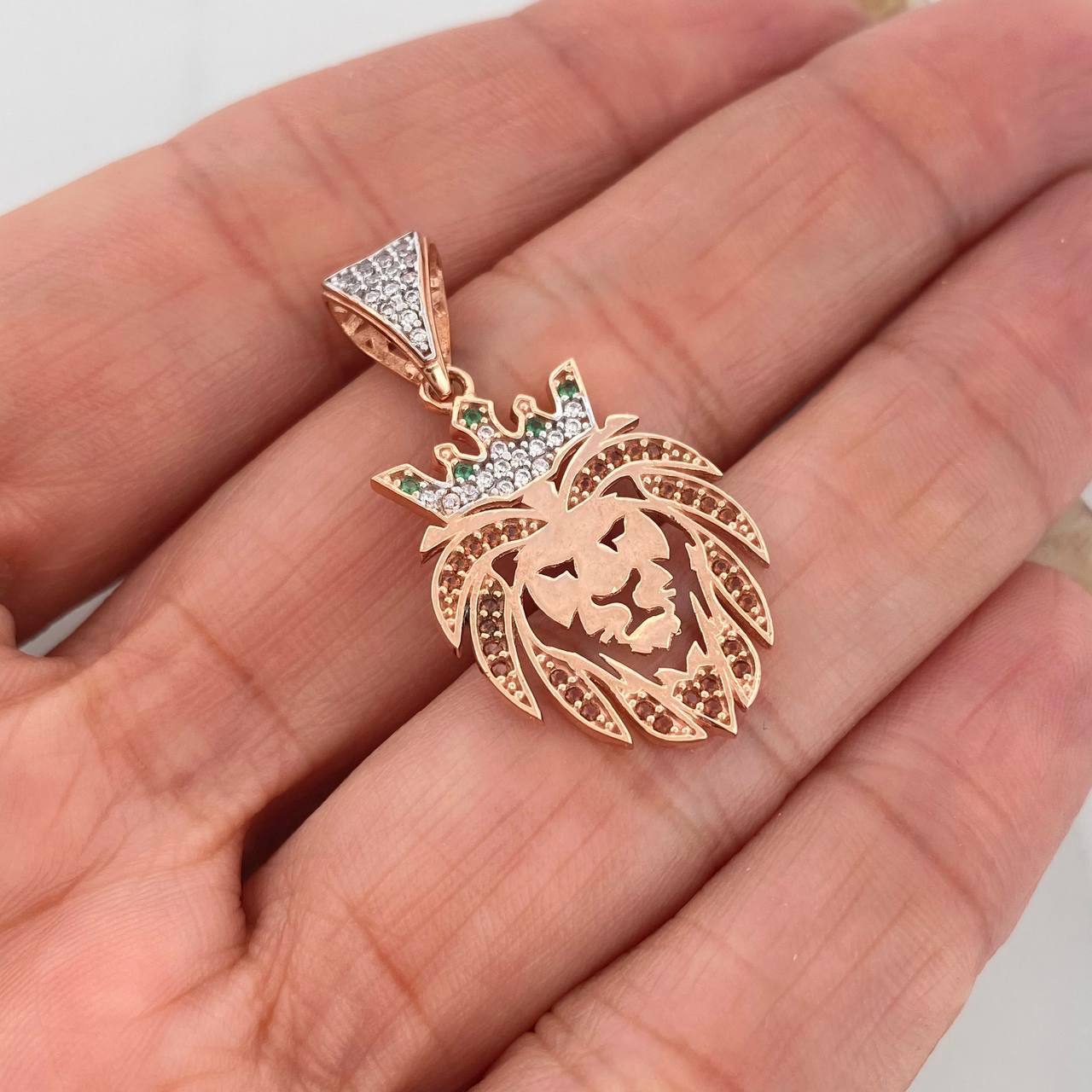 Dije León 3.1 g / 1 1/2 in Dos Oros Blanco Rosa 18K