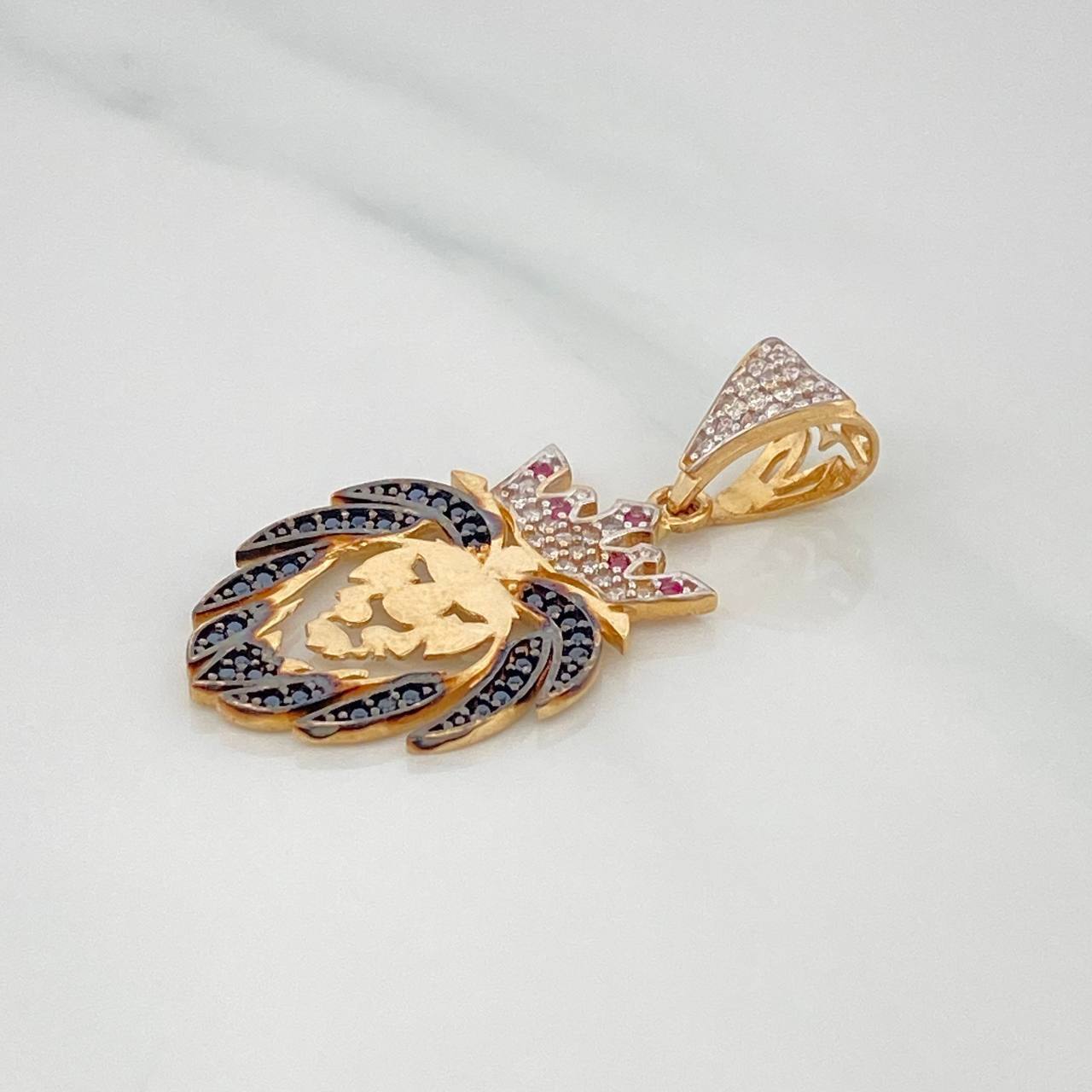 Pendant Lion 3.25 g / 1 1/2 in Three Golds 18K