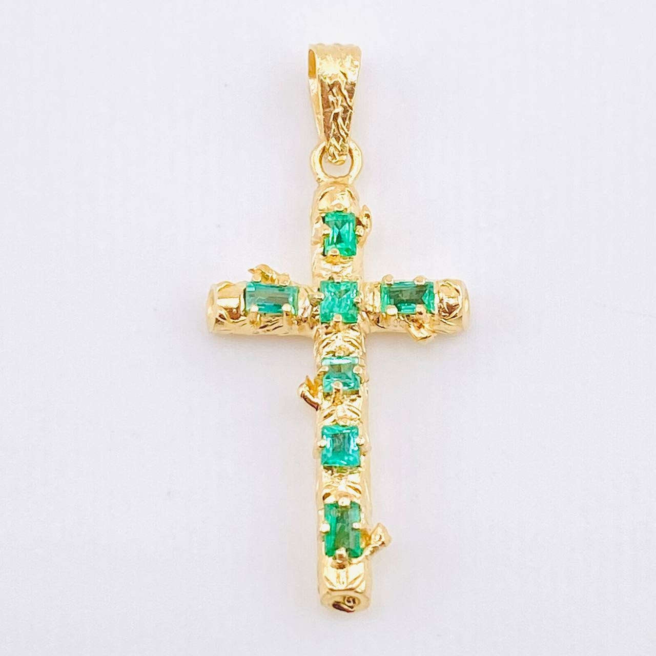 Dije Crúz Tronco Esmeraldas 1.4 Qts 3.15gr / 1 1/2 in / Oro Amarillo 18K ©