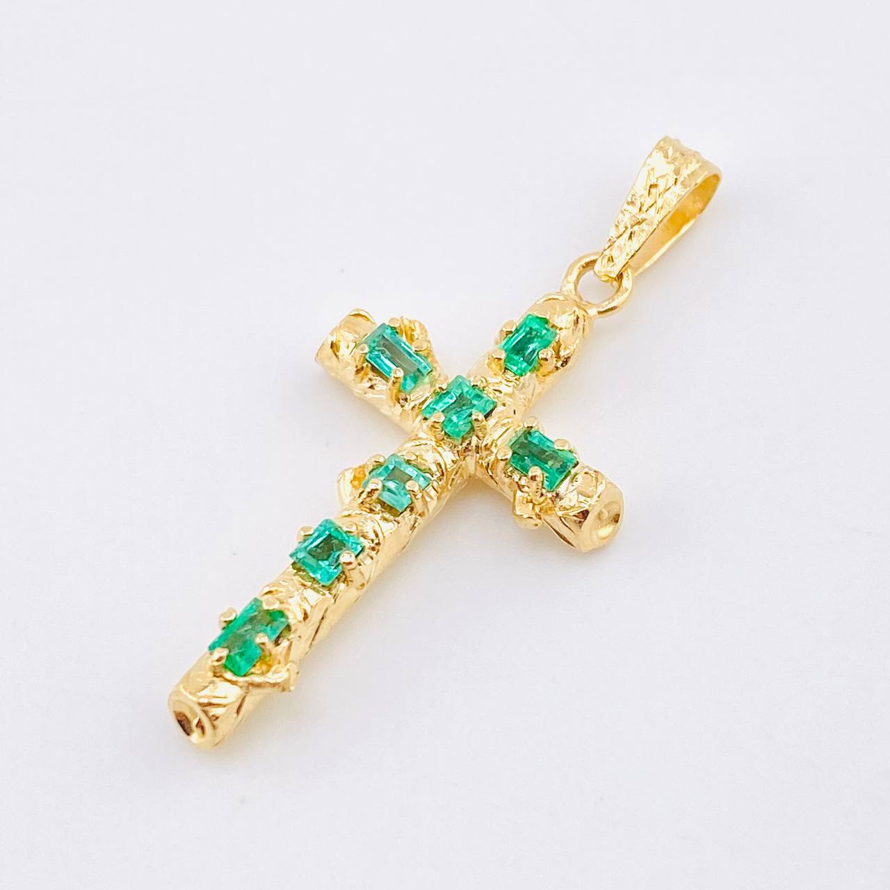 Dije Cruz Tronco Esmeraldas 1.4 Qts 3.55gr / 1 1/2 in / Oro Amarillo 18K