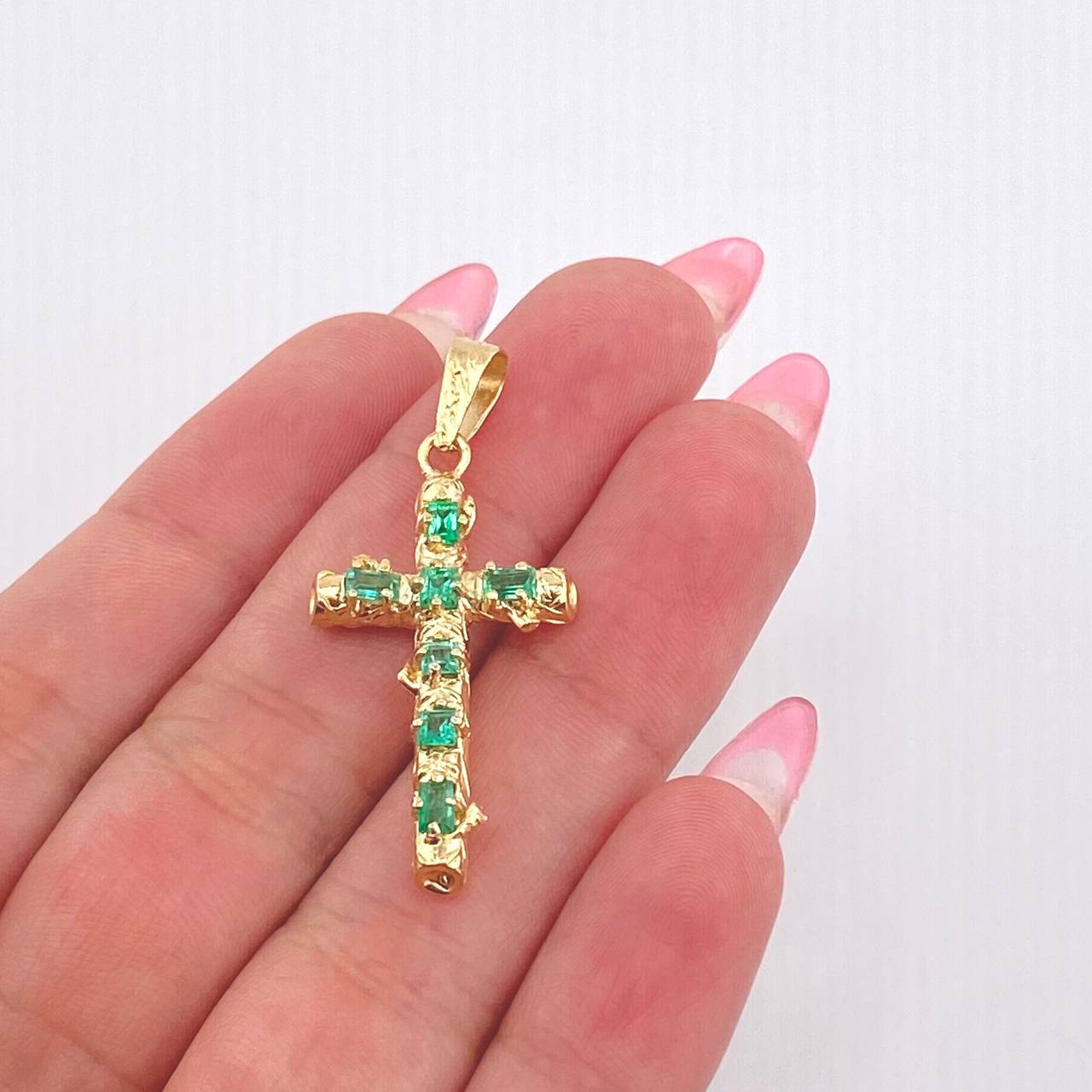 Dije Cruz Tronco Esmeraldas 1.4 Qts 3.55gr / 1 1/2 in / Oro Amarillo 18K