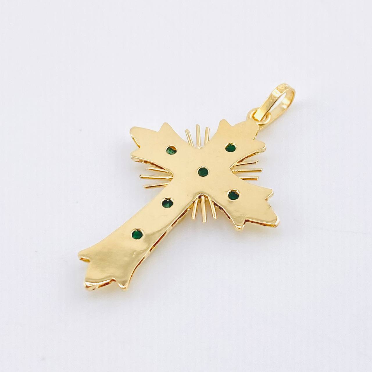 Dije Cruz De Altar Esmeraldas 30pts 1.95gr / 1 1/2 in / Oro Amarillo 18K ©