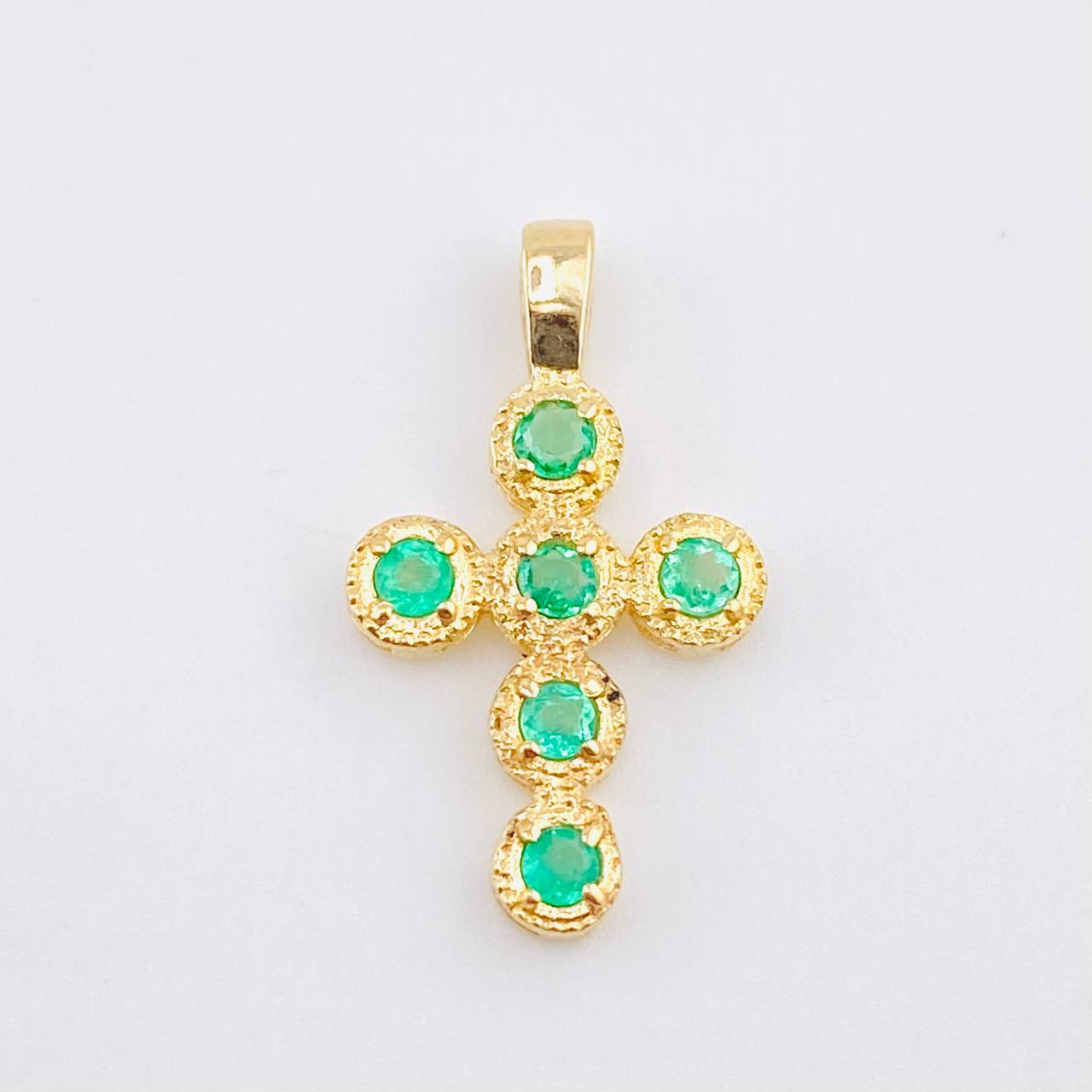 Dije Cruz Circulos Esmeraldas 26pts 1.15gr / 3/4 in / Oro Amarillo 18K ©