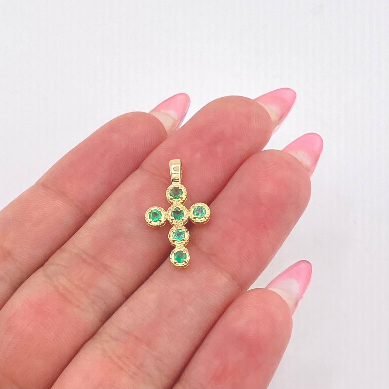 Dije Crúz Mini Aros Esmeraldas 26pts 1.15gr / 3/4 in / Oro Amarillo 18K ©