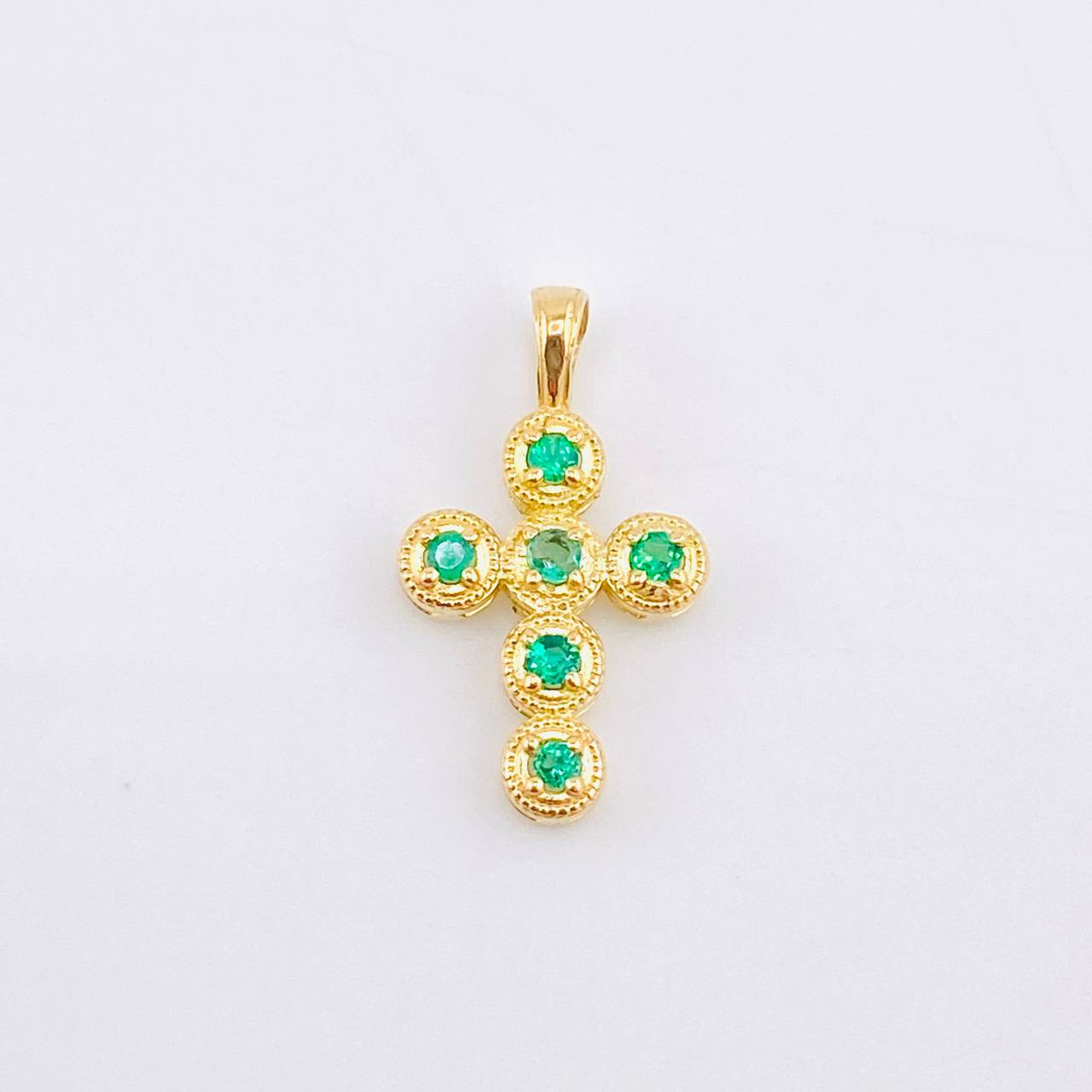 Dije Cruz Mini Aros Esmeraldas 25pts 0.8gr / 3/4 in / Oro Amarillo 18K