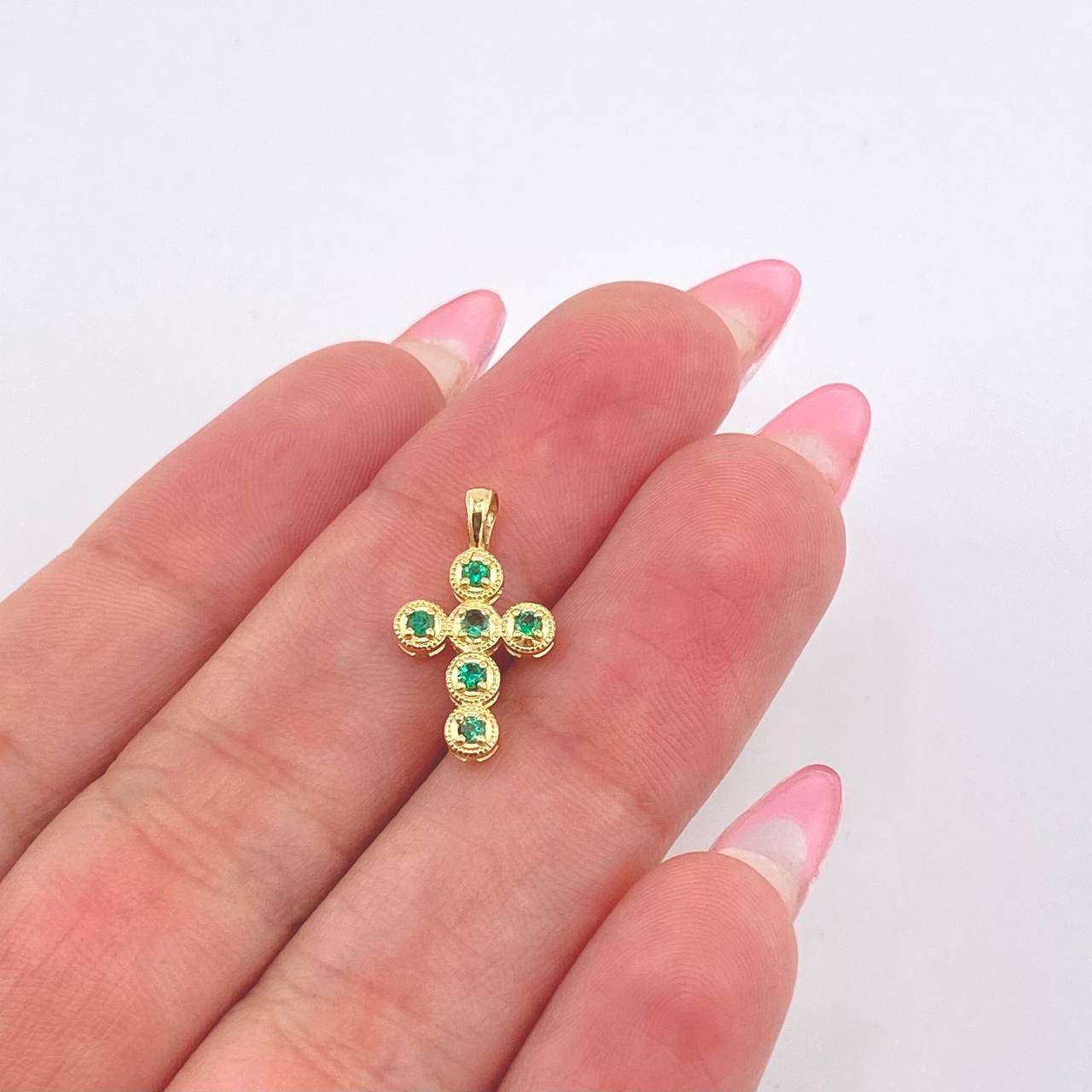 Dije Cruz Mini Aros Esmeraldas 25pts 1.15gr / 3/4 in / Oro Amarillo 18K