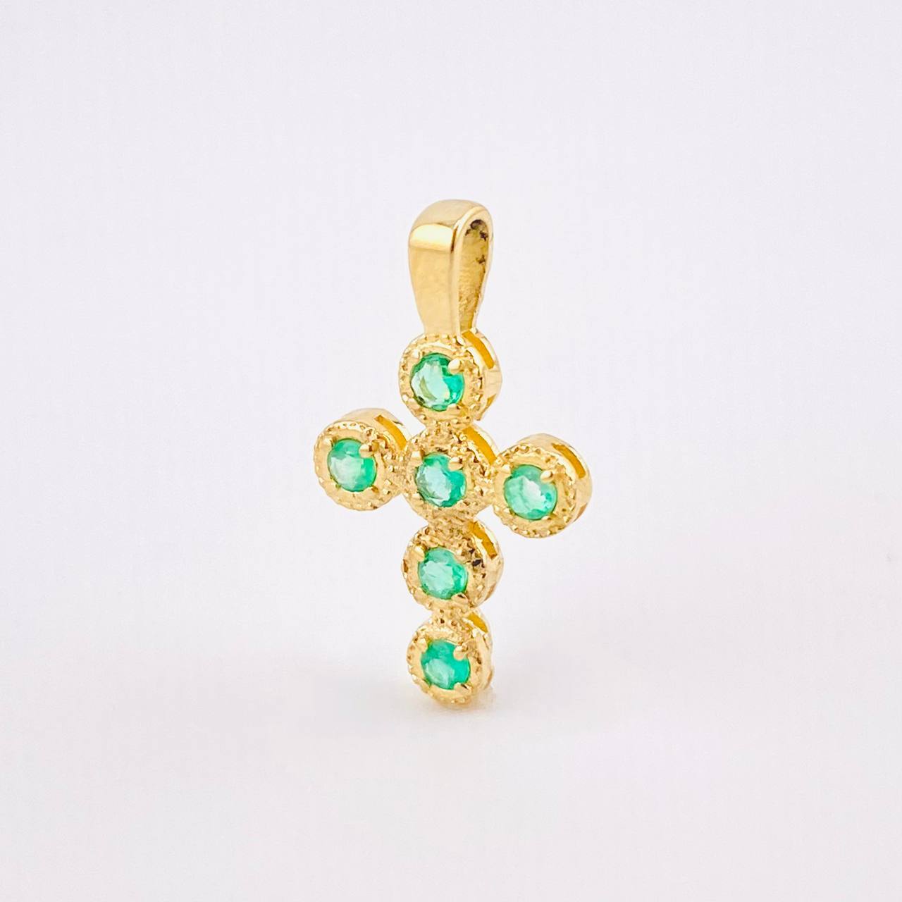 Dije Cruz Mini Aros Esmeraldas 25pts 1gr / 3/4 in / Oro Amarillo 18K