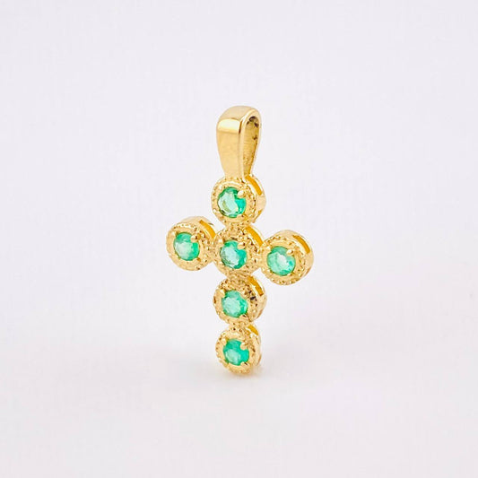 Dije Cruz Mini Aros Esmeraldas 25pts 1gr / 3/4 in / Oro Amarillo 18K