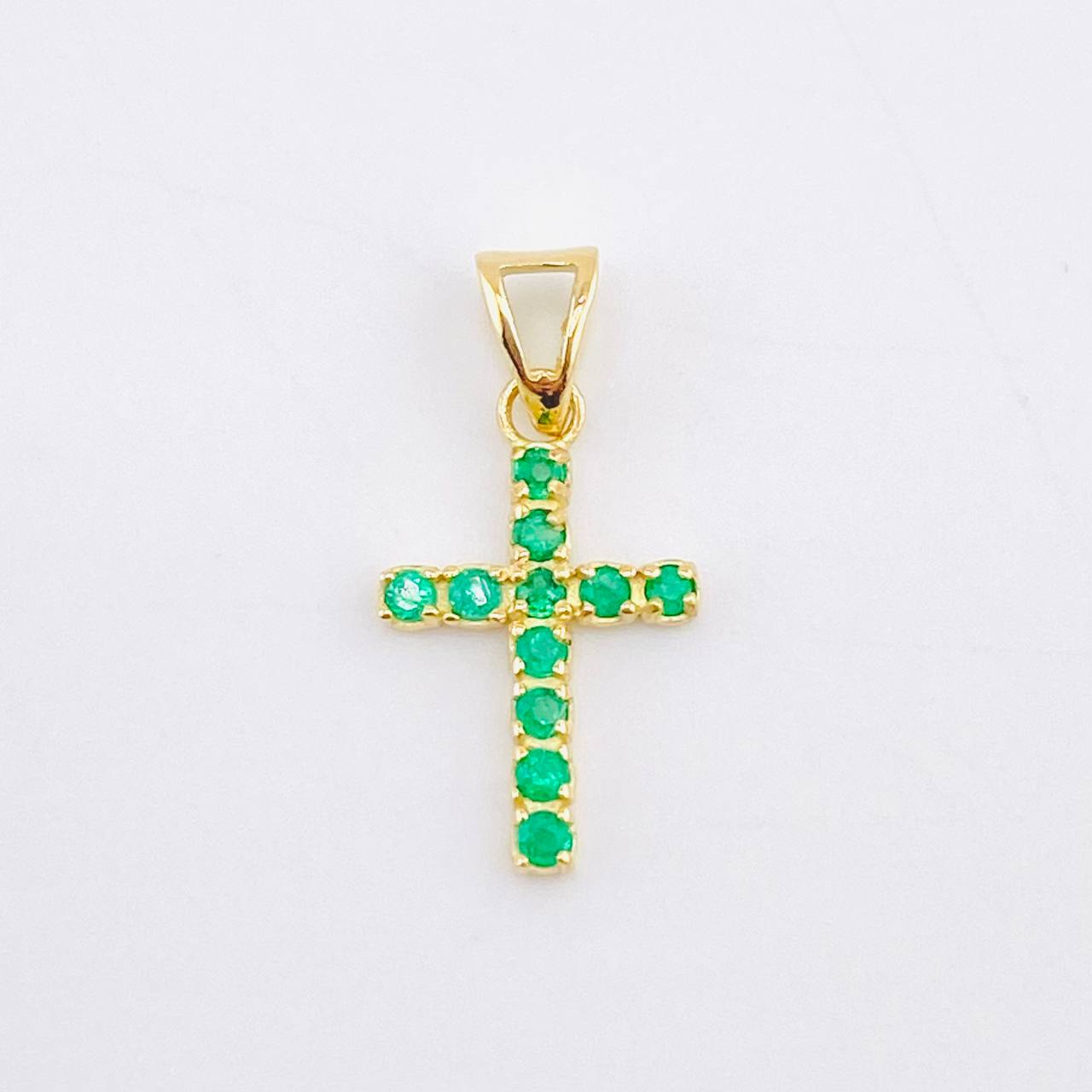 Dije Crúz Tupida 11pts Esmeraldas 0.7gr / 3/4 in / Oro Amarillo 18K *