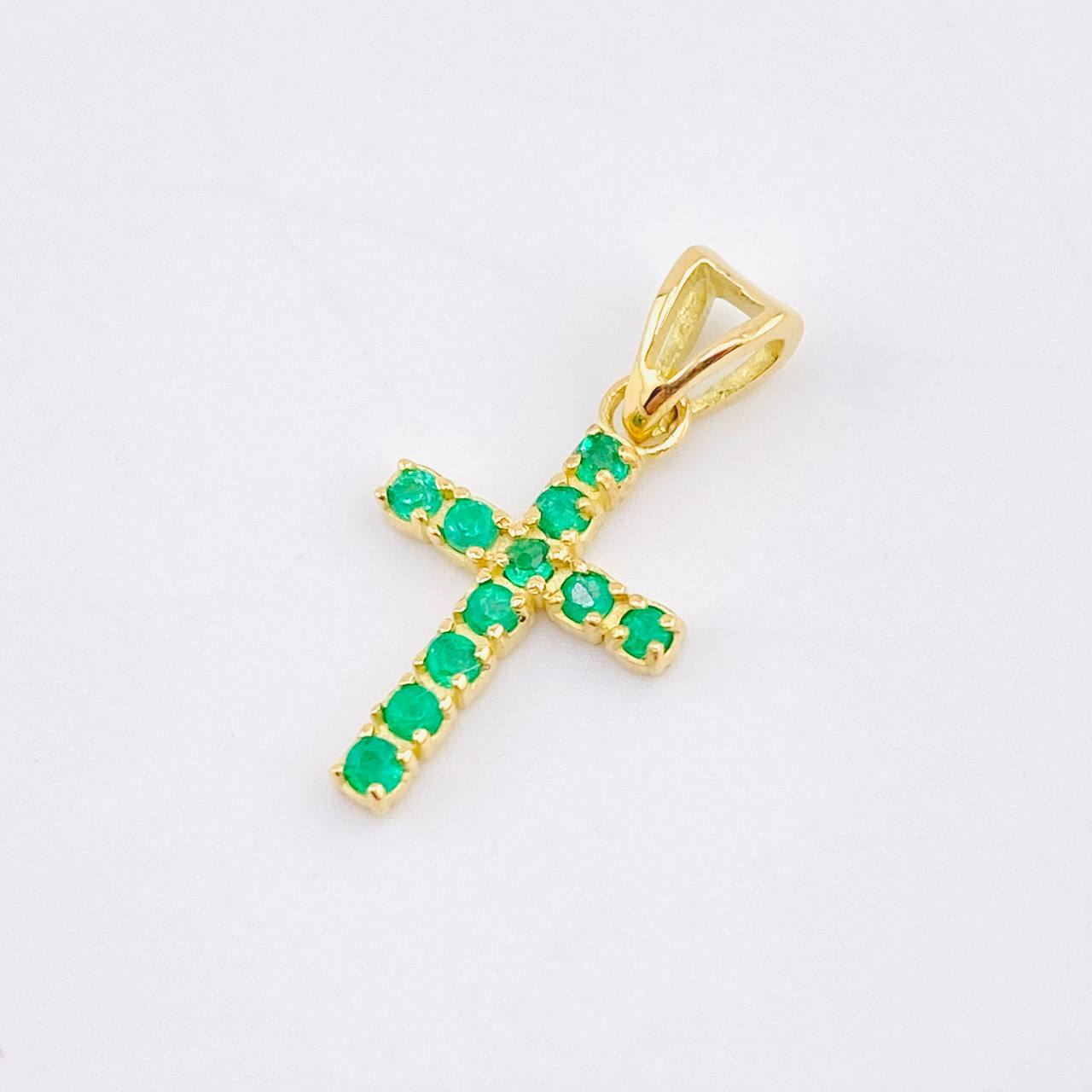 Dije Crúz Tupida 11pts Esmeraldas 0.7gr / 3/4 in / Oro Amarillo 18K *