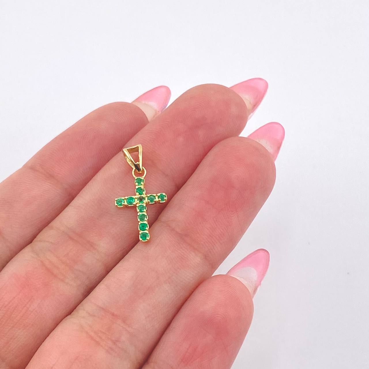 Dije Crúz Tupida 11pts Esmeraldas 0.7gr / 3/4 in / Oro Amarillo 18K *