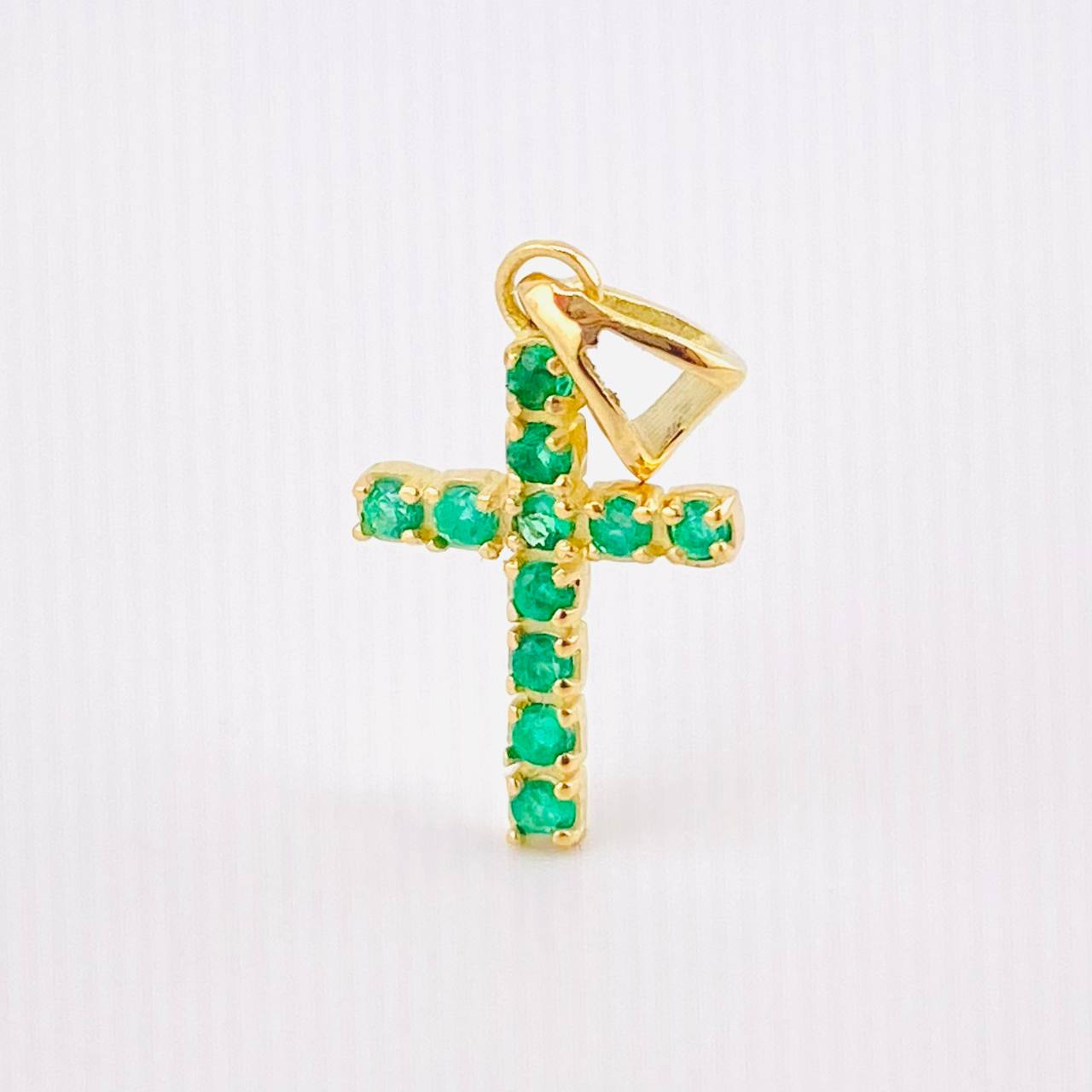 Dije Crúz Tupida 11pts Esmeraldas 0.7gr / 3/4 in / Oro Amarillo 18K *