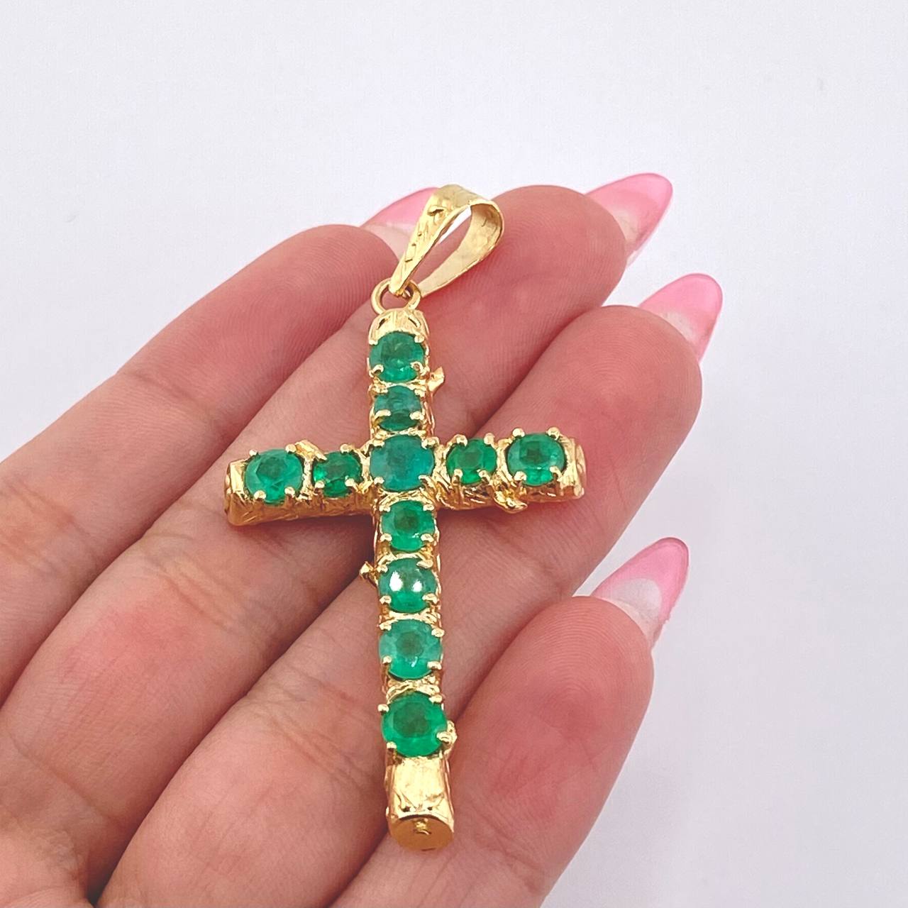 Dije Crúz Tronco Esmeraldas 2.1 Qts 7.4gr / 2 1/4 in / Oro Amarillo 18K ©