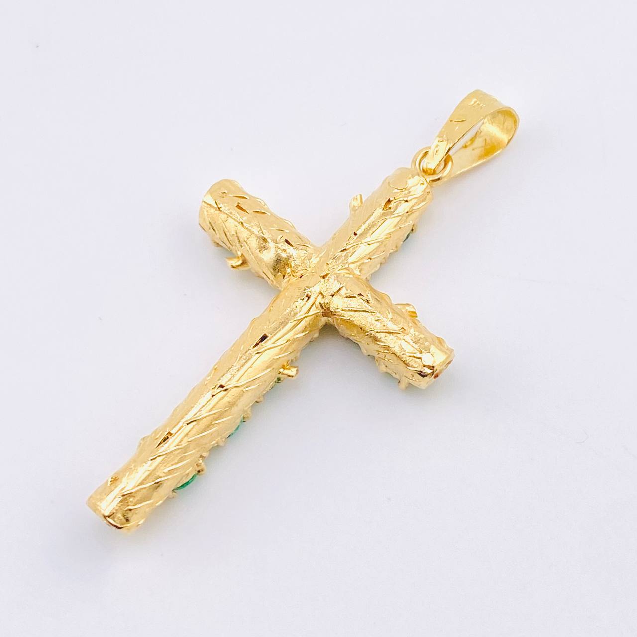 Dije Crúz Tronco Esmeraldas 2.1 Qts 7.4gr / 2 1/4 in / Oro Amarillo 18K ©