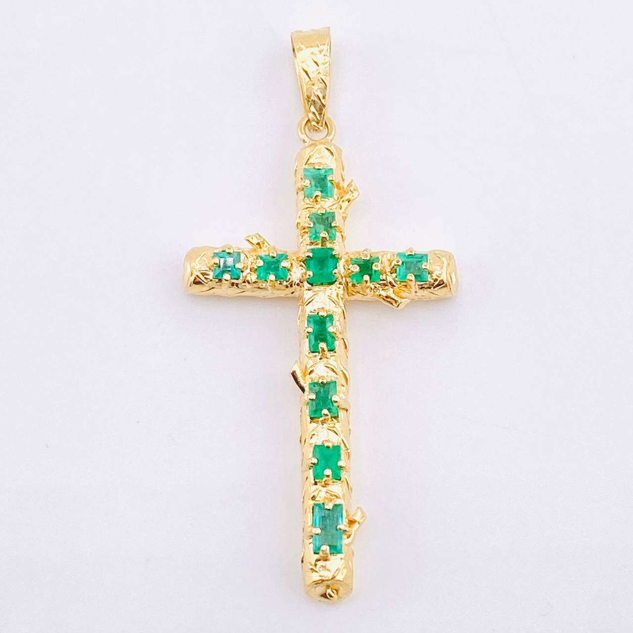 Dije Crúz Tronco Esmeraldas 2.1 Qts 6gr / 2 1/4 in / Oro Amarillo 18K ©