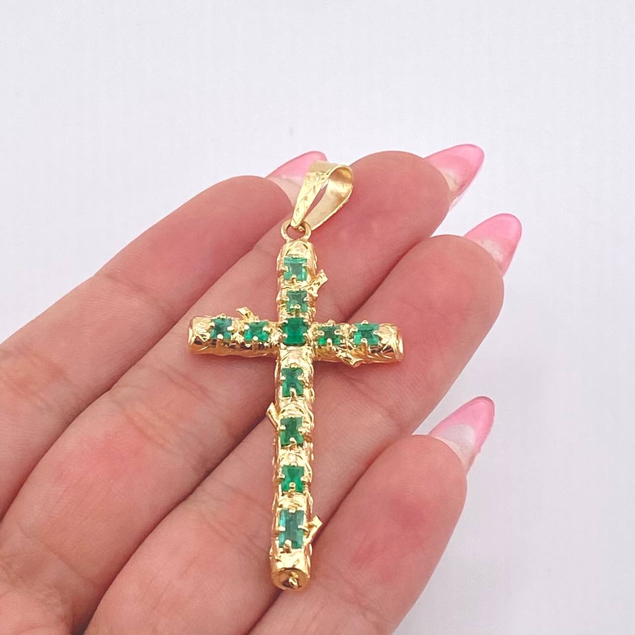 Dije Crúz Tronco Esmeraldas 2.1 Qts 6gr / 2 1/4 in / Oro Amarillo 18K ©