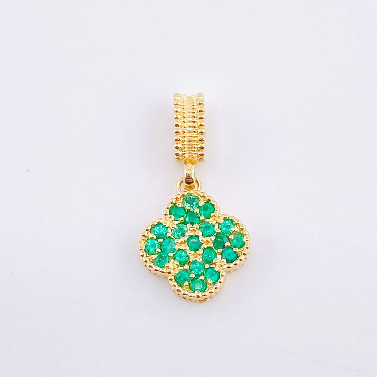Dije Trebol Texturizado Esmeraldas 33pts 1.95gr / 3/4 in / Oro Amarillo 18K ©