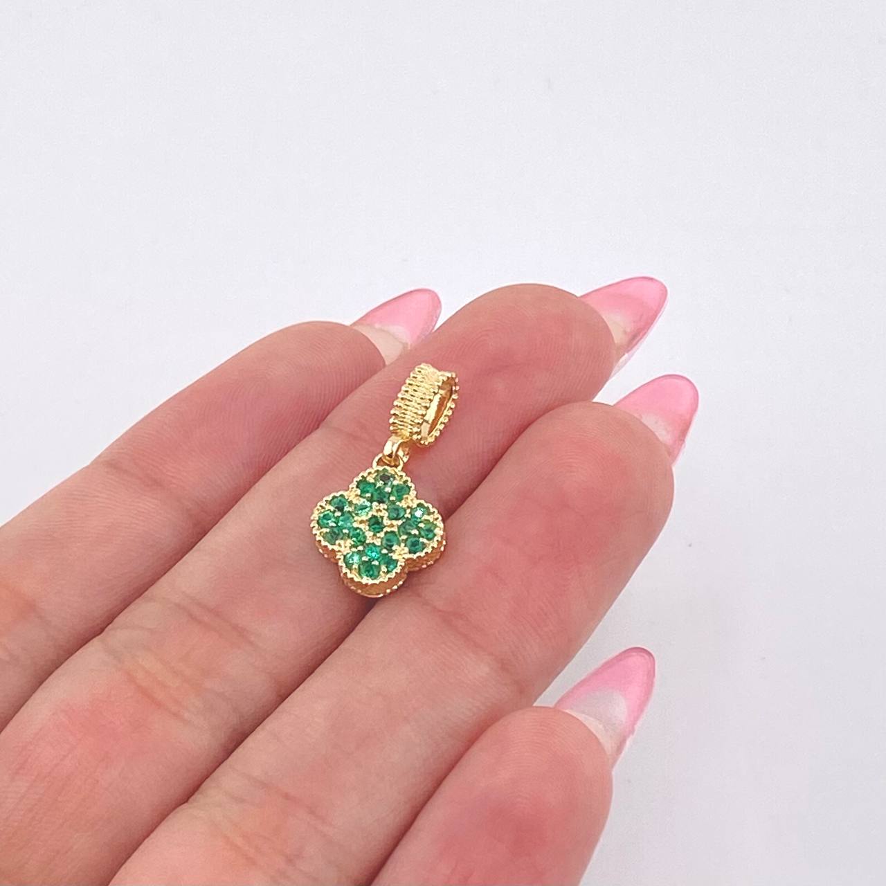 Dije Trebol Texturizado Esmeraldas 33pts 1.95gr / 3/4 in / Oro Amarillo 18K ©