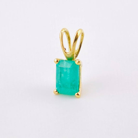 Dije Rectangulo Esmeralda 1 Qts 1.05gr / 1/2 in / Oro Amarillo 18K ©