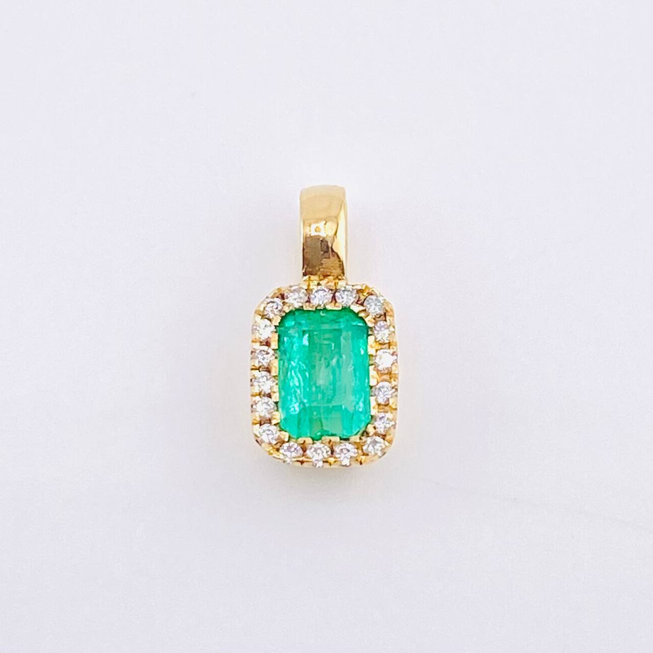 Dije Rectangulo Tupido Esmeralda 60pts Diamantes 26pts 1.35gr / 1/2 in / Oro Amarillo 18K ©