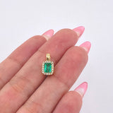 Dije Rectangulo Tupido Esmeralda 60pts Diamantes 26pts 1.35gr / 1/2 in / Oro Amarillo 18K ©