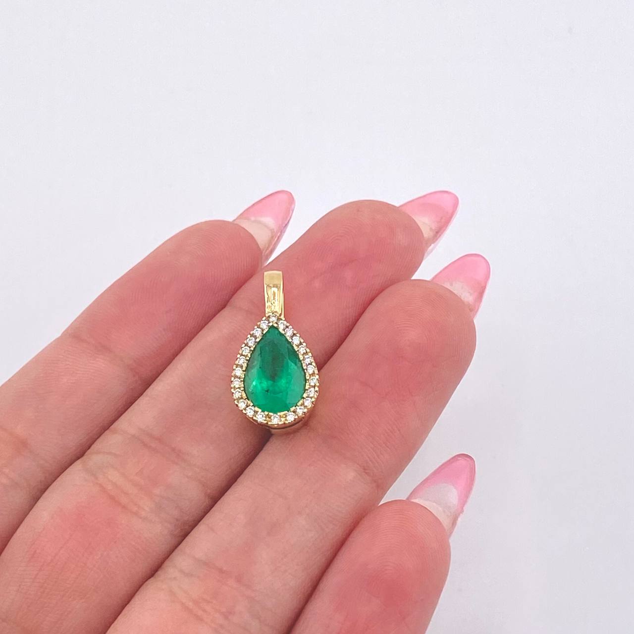 Dije Gota Tupida Esmeralda 2.5 Qts Diamantes 1.4 Qts 2.95gr / 3/4 in / Oro Amarillo 18K ©