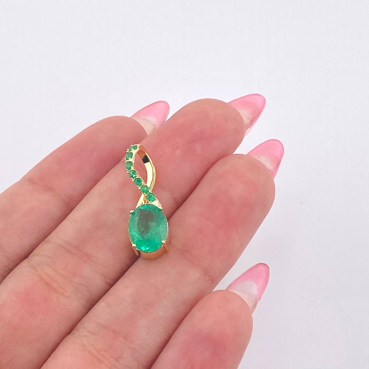 Dije Ovalo Atómico Esmeraldas 1.82 Qts 2gr / 3/4 in / Oro Amarillo 18K ©