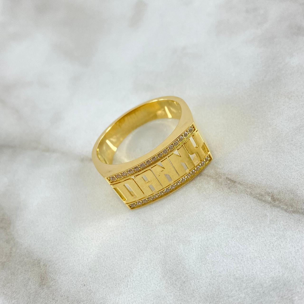Fabricacion Bajo Pedido Anillo Nombre Cuadriculado 11gr / Circones Blancos Oro Amarillo 18K