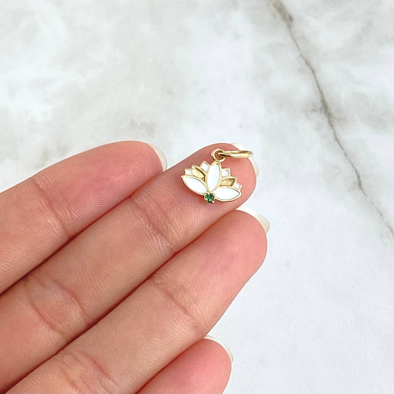 Dije Flor India 0.7gr / 1.5cm / Resina Blanca Dorada Circon Verde Oro Amarillo 18K