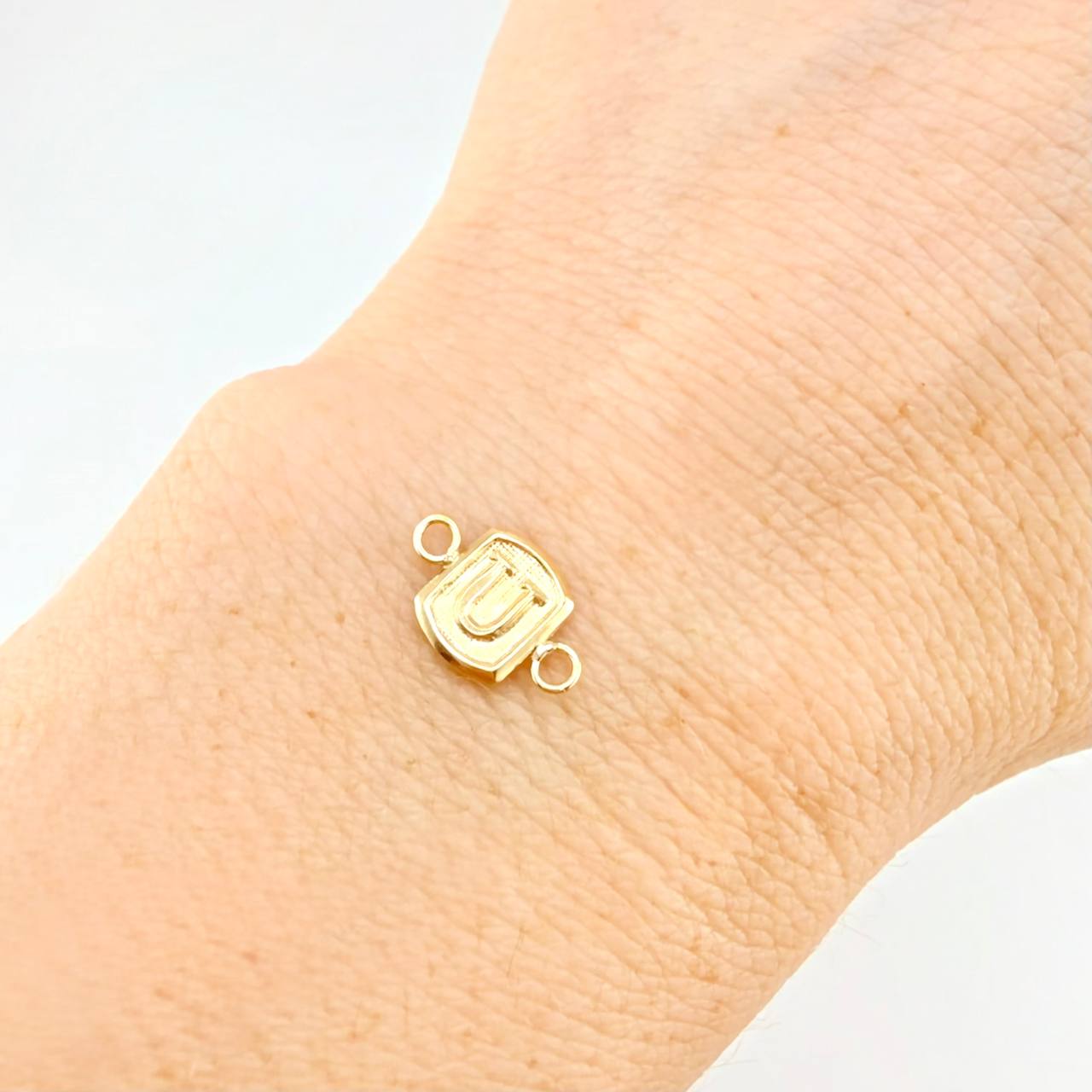 Charm Letter U 0.3 g / 1/2 in Yellow Gold 18K