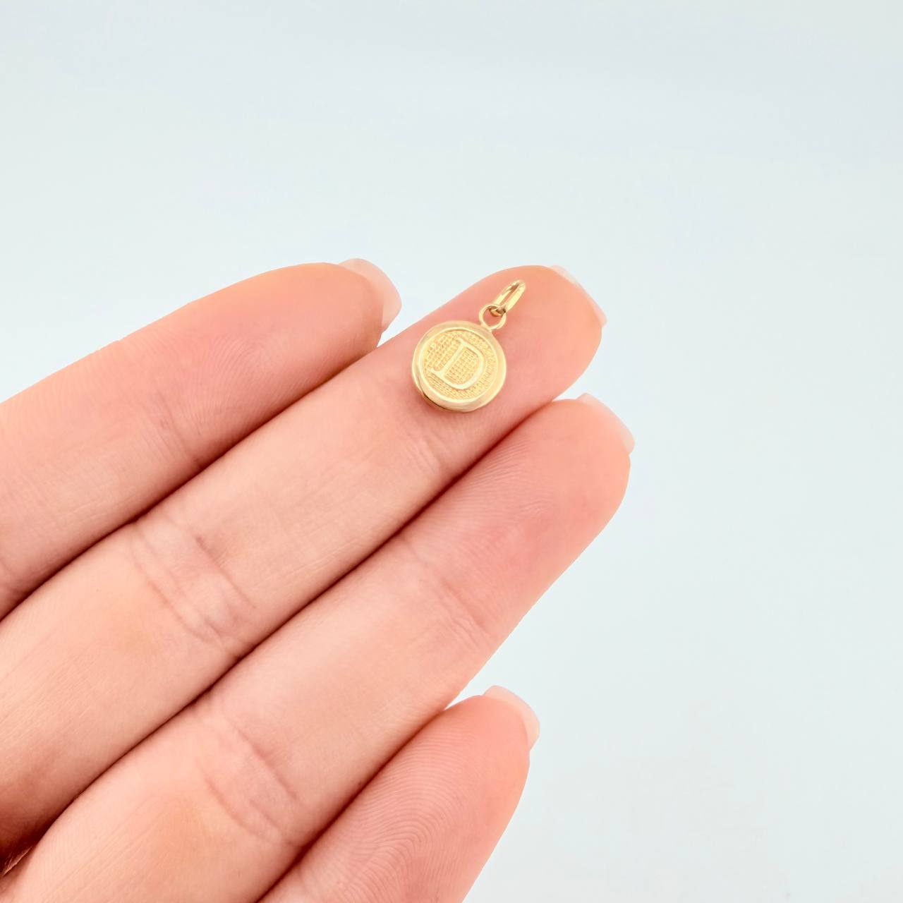 Dije Letra D Circulo 0.4 g / 1/2 in Oro Amarillo 18K