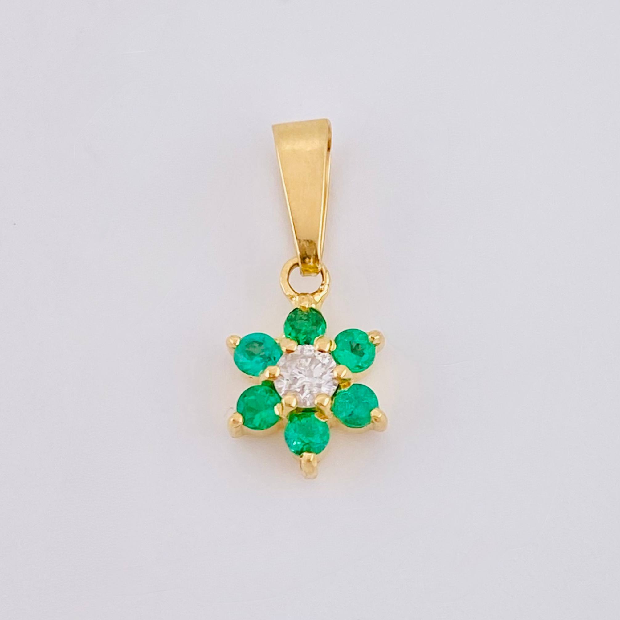 Dije Flor Driada Diamante 8pts Esmeraldas 9pts 0.75gr / 3/4 in / Oro Amarillo 18K ©