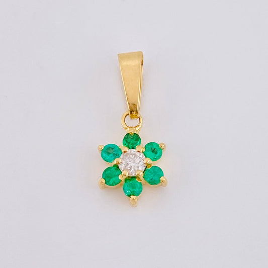 Dije Flor Driada Diamante 8pts Esmeraldas 9pts 0.75gr / 3/4 in / Oro Amarillo 18K ©