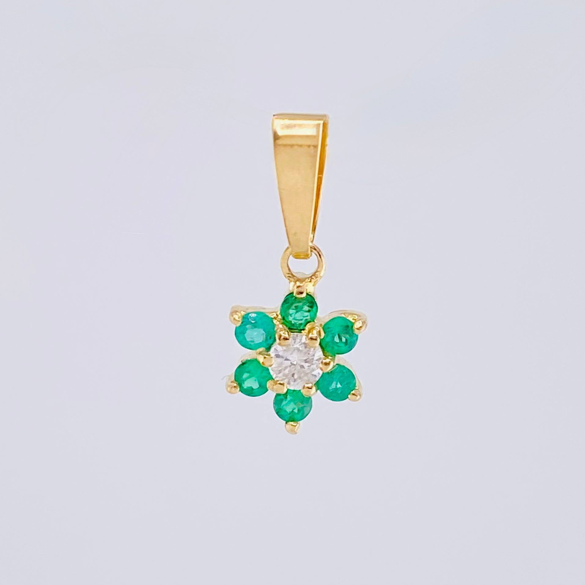 Dije Flor Driada Diamante 8pts Esmeraldas 9pts 0.75gr / 3/4 in / Oro Amarillo 18K ©