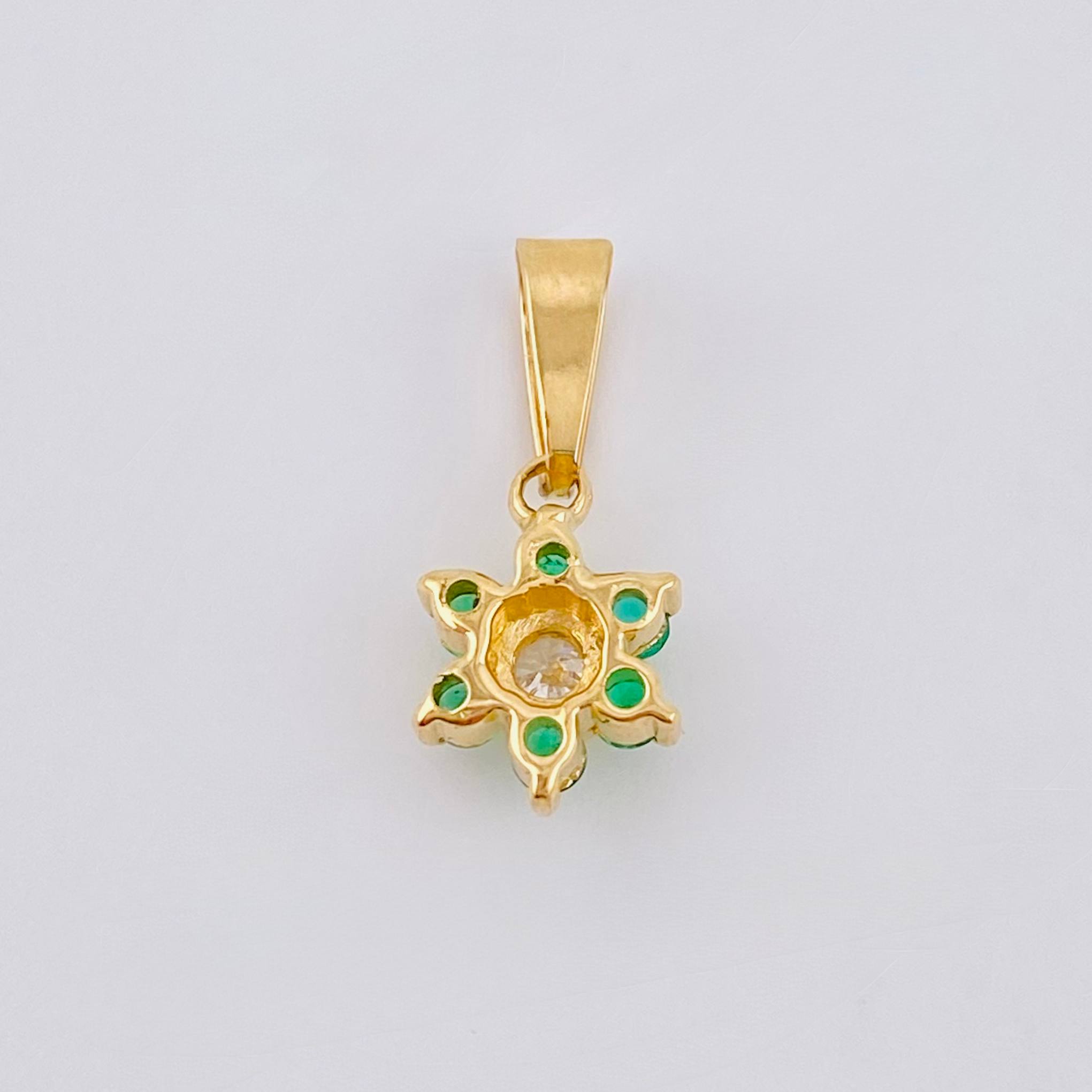Dije Flor Driada Diamante 8pts Esmeraldas 9pts 0.75gr / 3/4 in / Oro Amarillo 18K ©