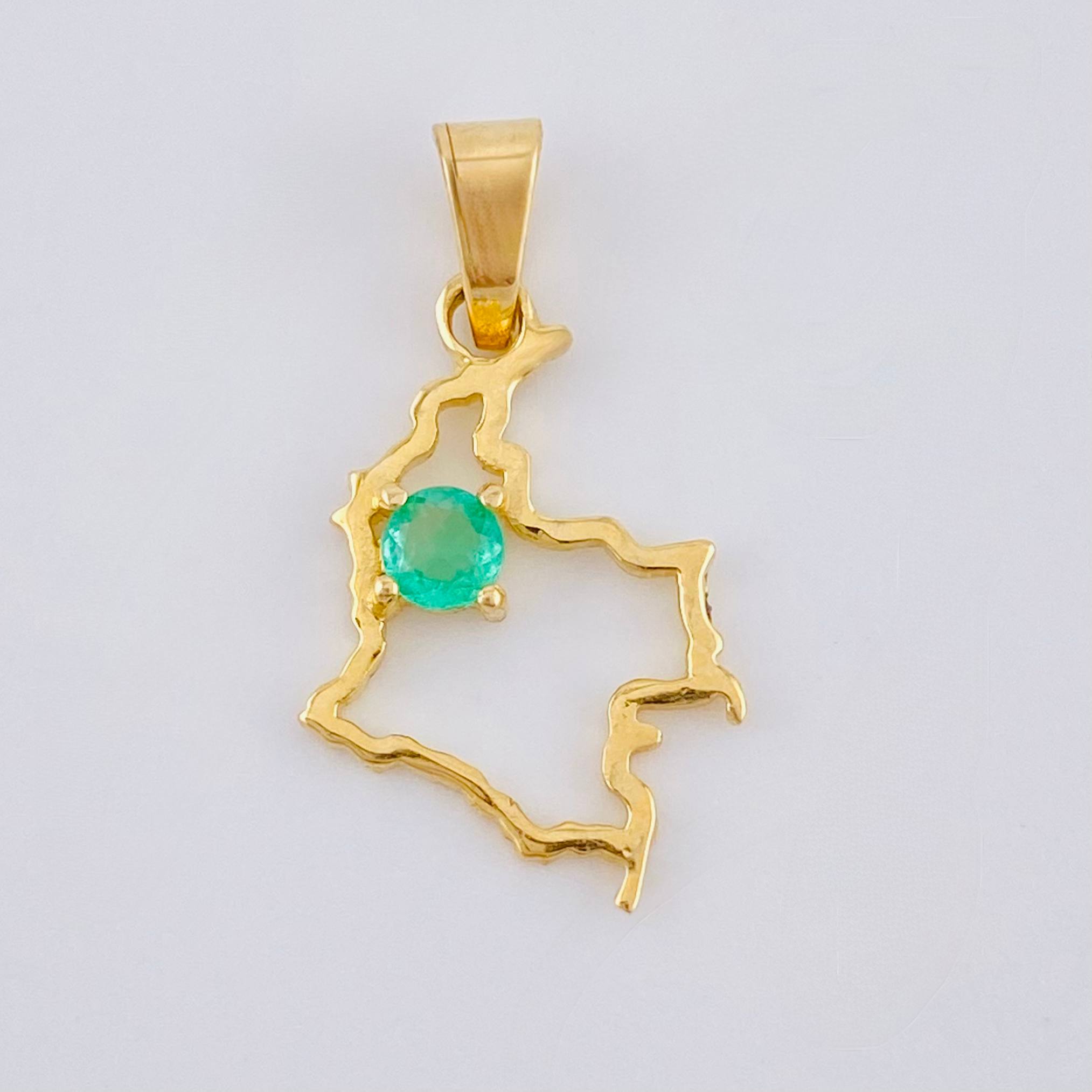 Dije Mapa De Colombia Esmeralda 7pts 0.75gr / 3/4 in / Oro Amarillo 18K ©