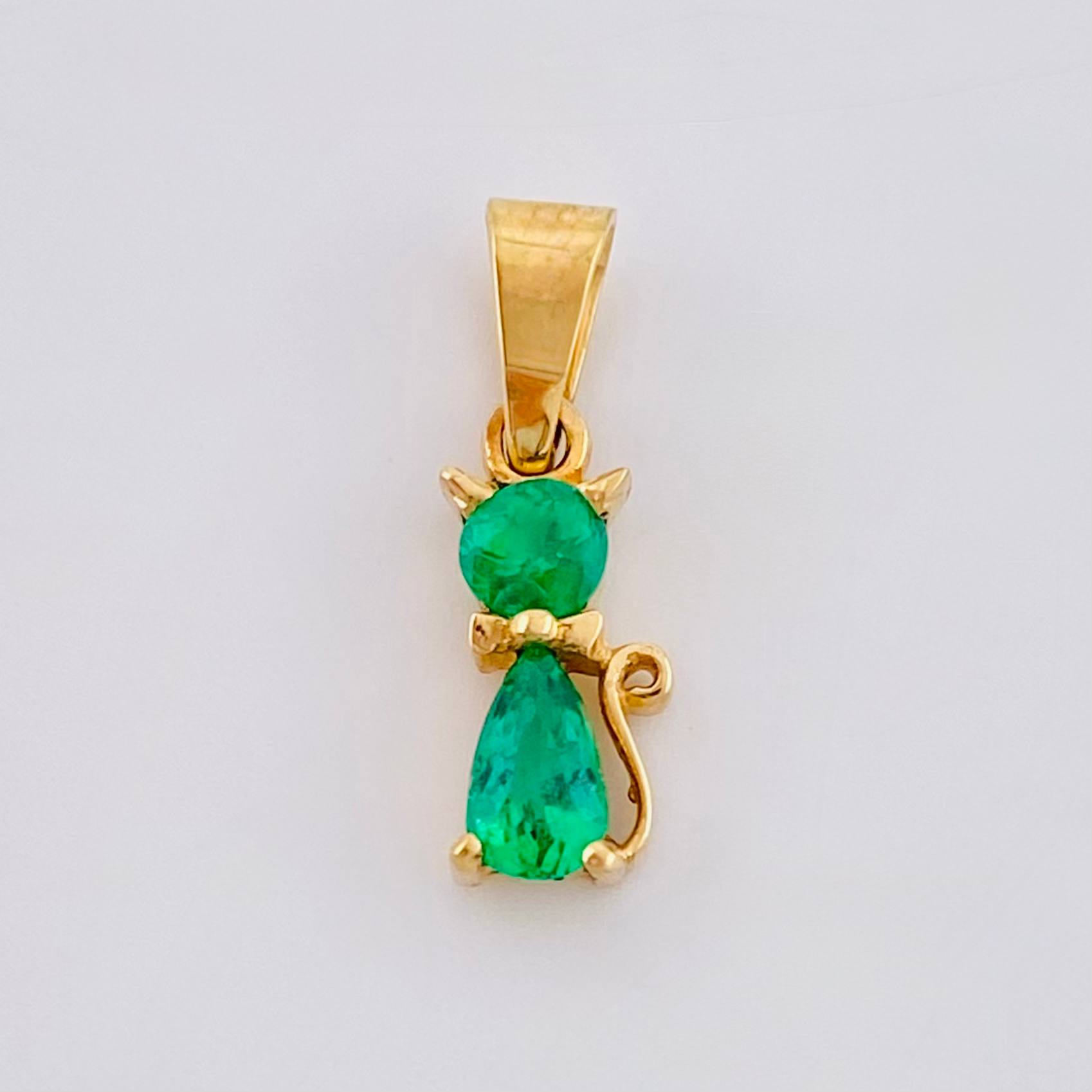 Dije Gato Esmeraldas 28pts 0.6gr / 1/2 in / Oro Amarillo 18K ©