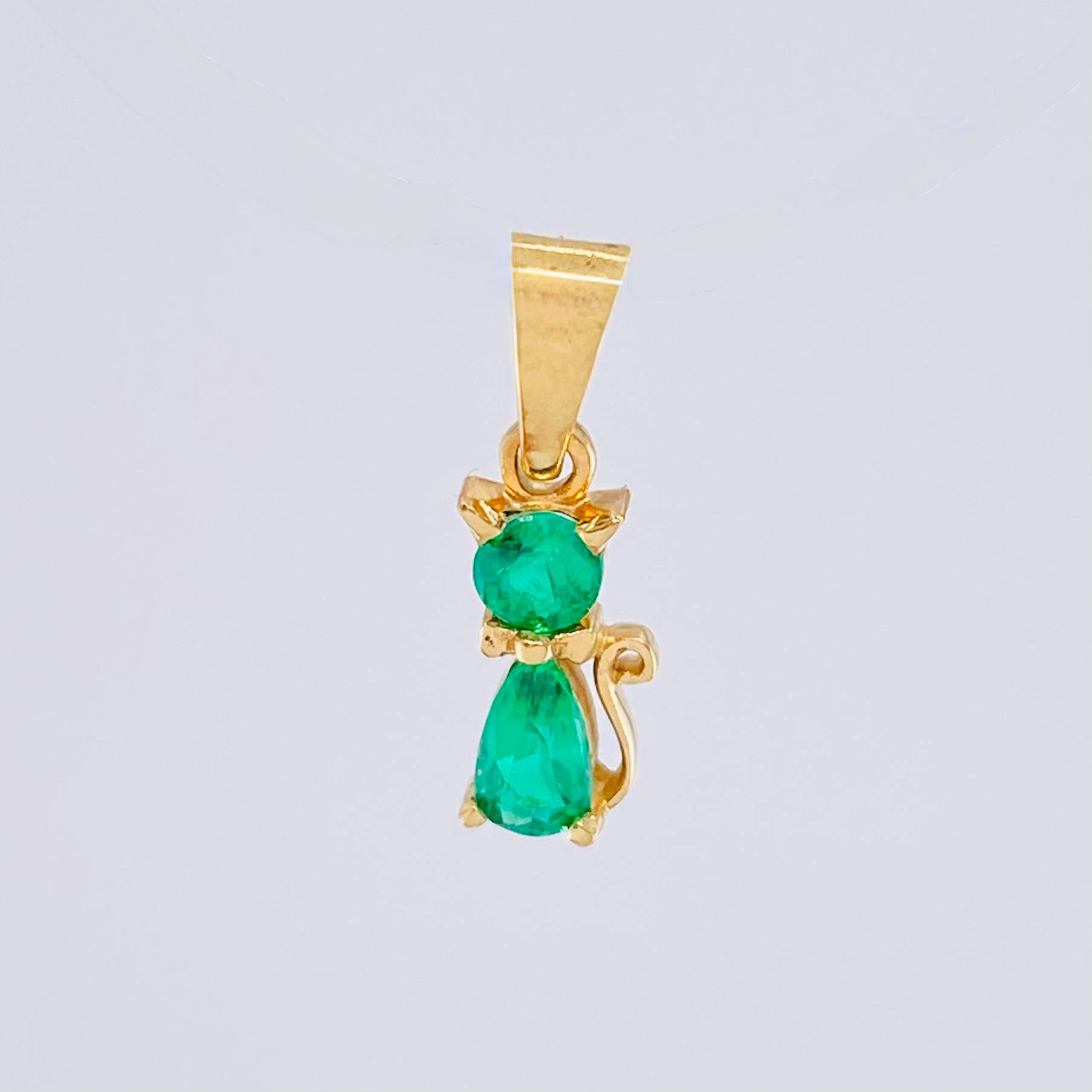 Dije Gato Esmeraldas 28pts 0.6gr / 1/2 in / Oro Amarillo 18K ©