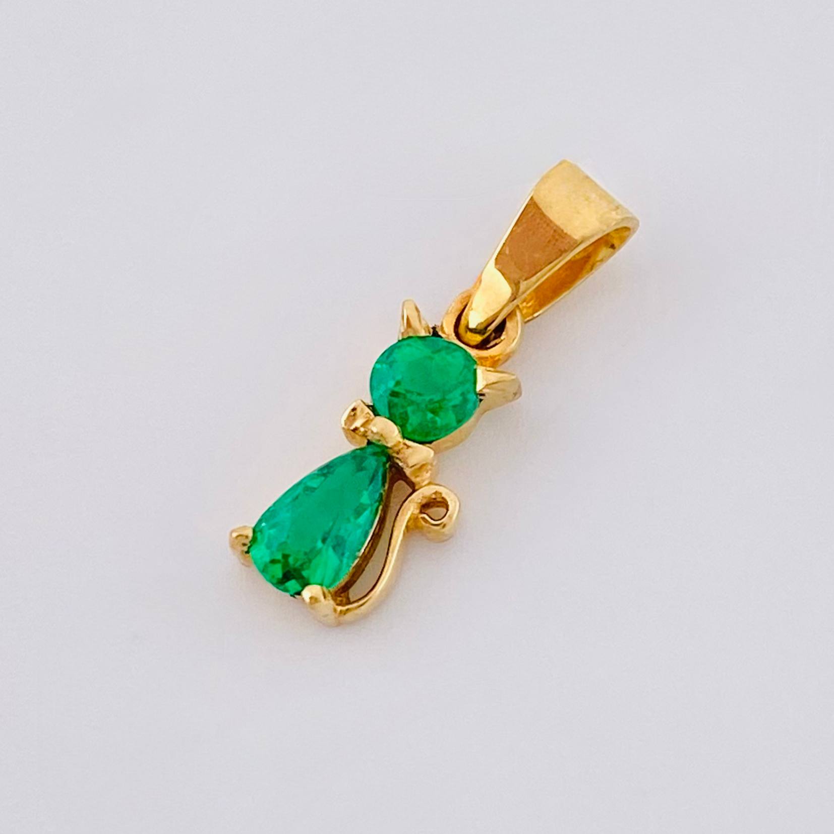 Dije Gato Esmeraldas 28pts 0.6gr / 1/2 in / Oro Amarillo 18K ©