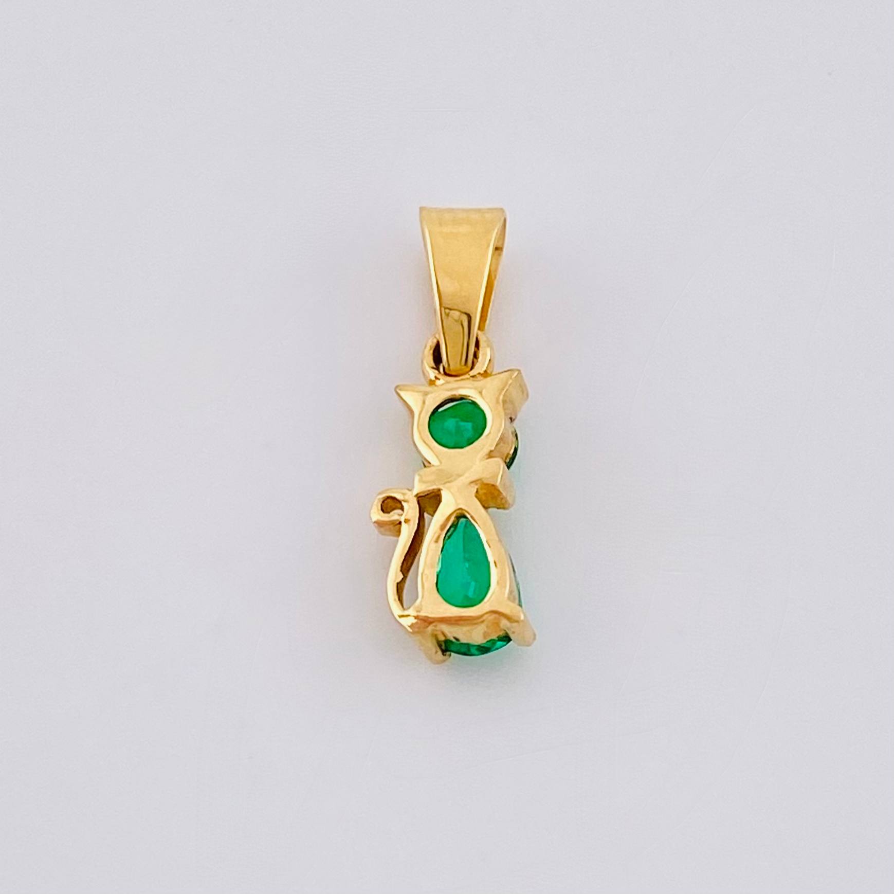 Dije Gato Esmeraldas 28pts 0.6gr / 1/2 in / Oro Amarillo 18K ©