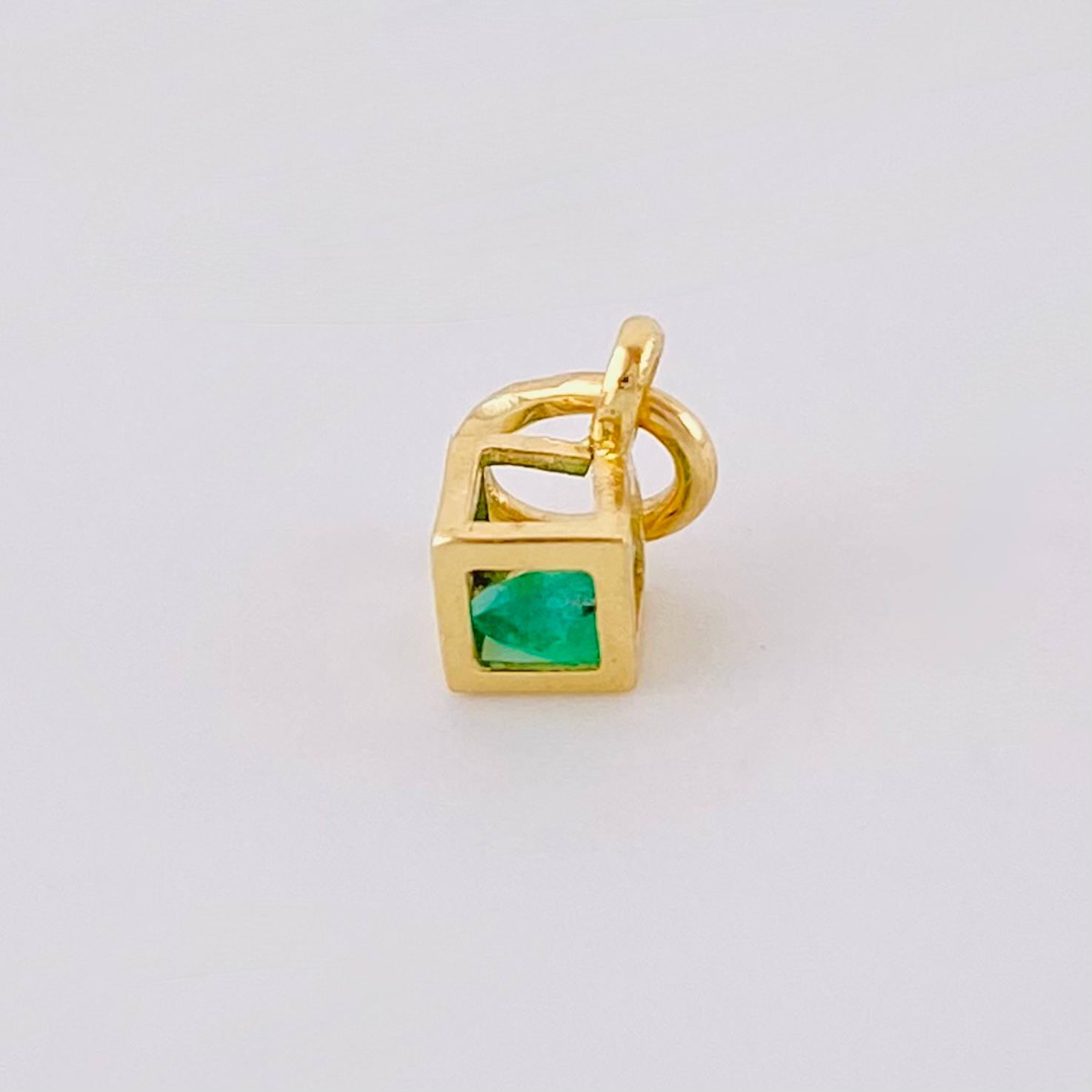 Dije Cubo Mini Esmeralda 11pts 0.35gr / 1/2 in / Oro Amarillo 18K ©