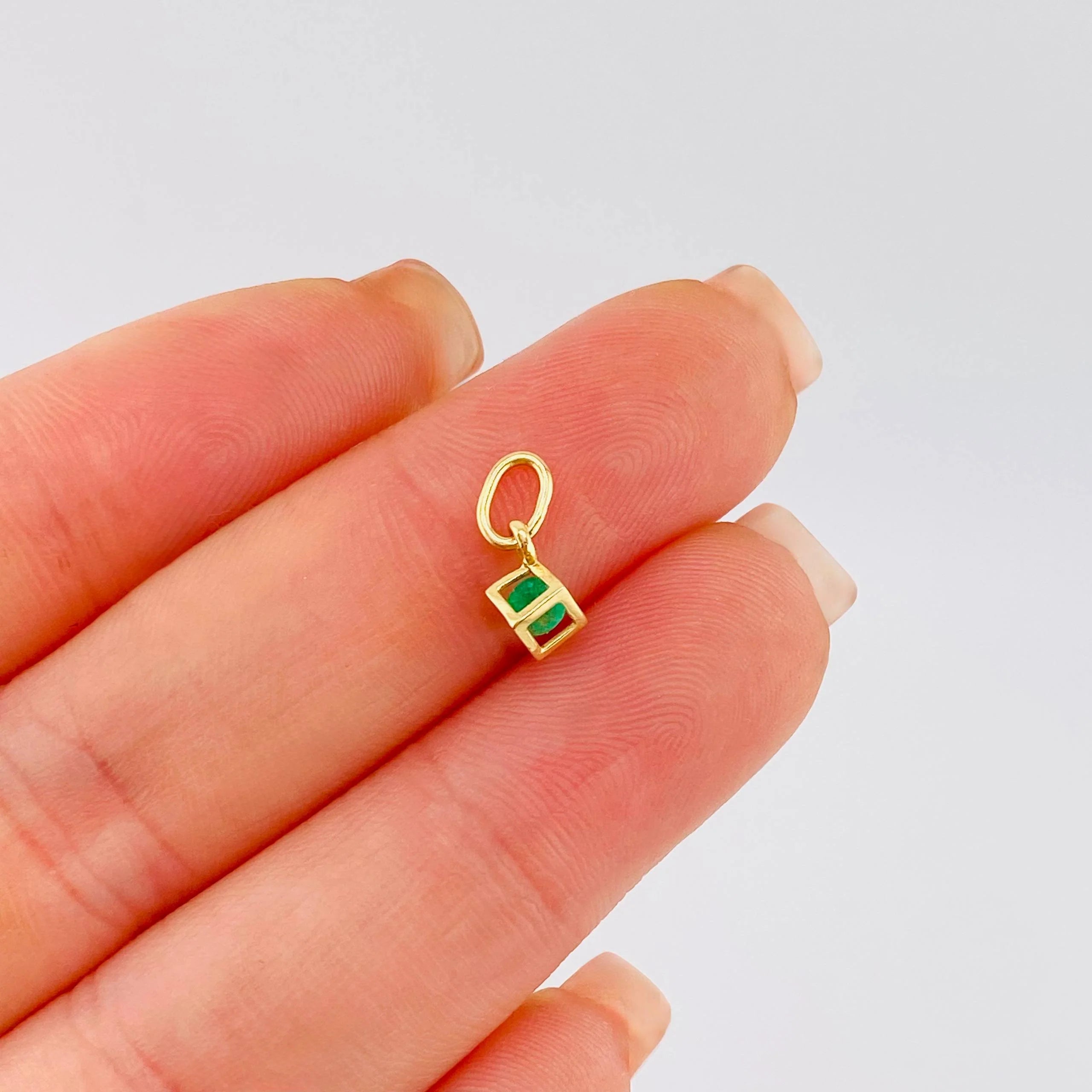 Dije Cubo Esmeralda 10 Pts 0.3 g / 1/2 in Oro Amarillo 18K