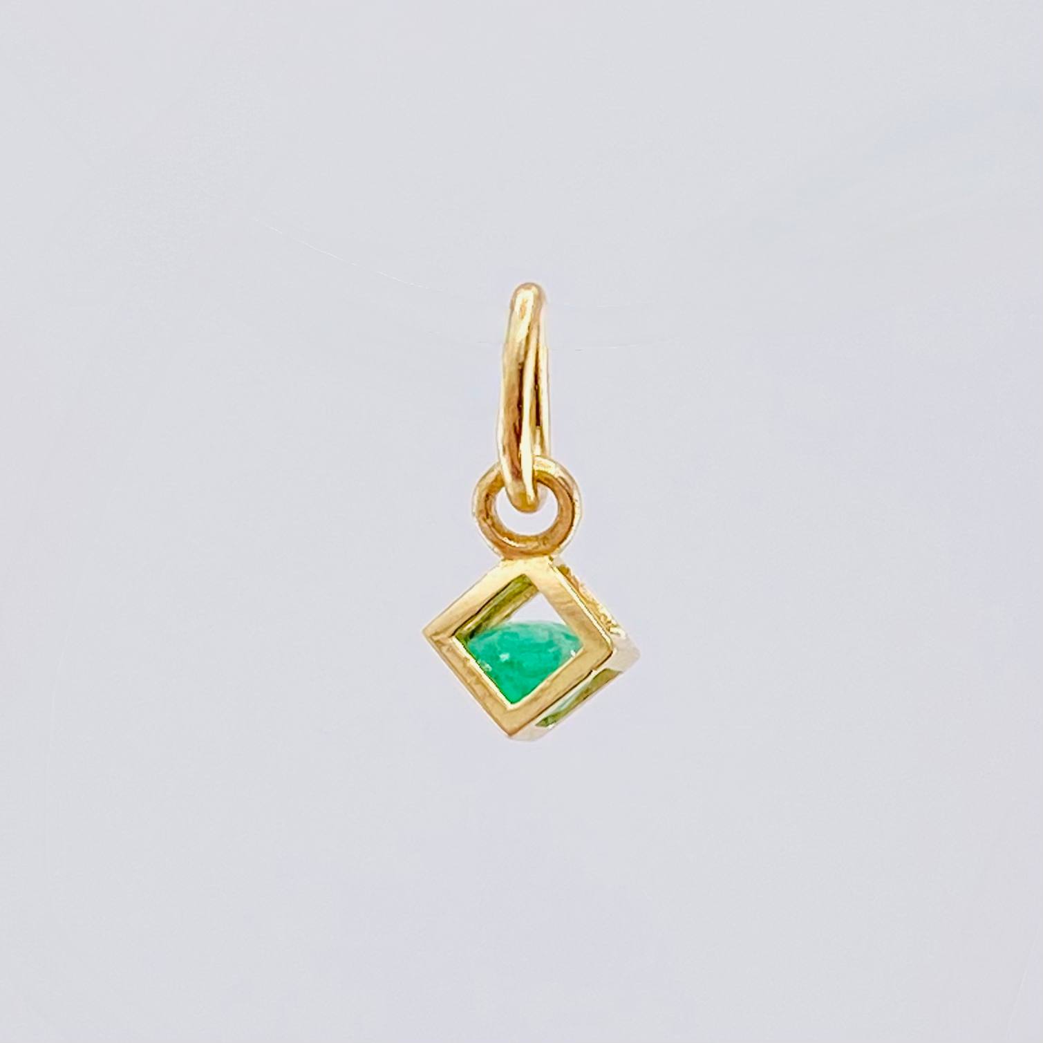Dije Cubo Mini Esmeralda 11pts 0.35gr / 1/2 in / Oro Amarillo 18K ©