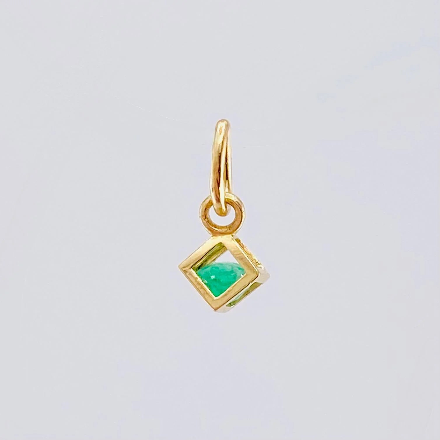 Dije Cubo Esmeralda 10 Pts 0.3 g / 1/2 in Oro Amarillo 18K